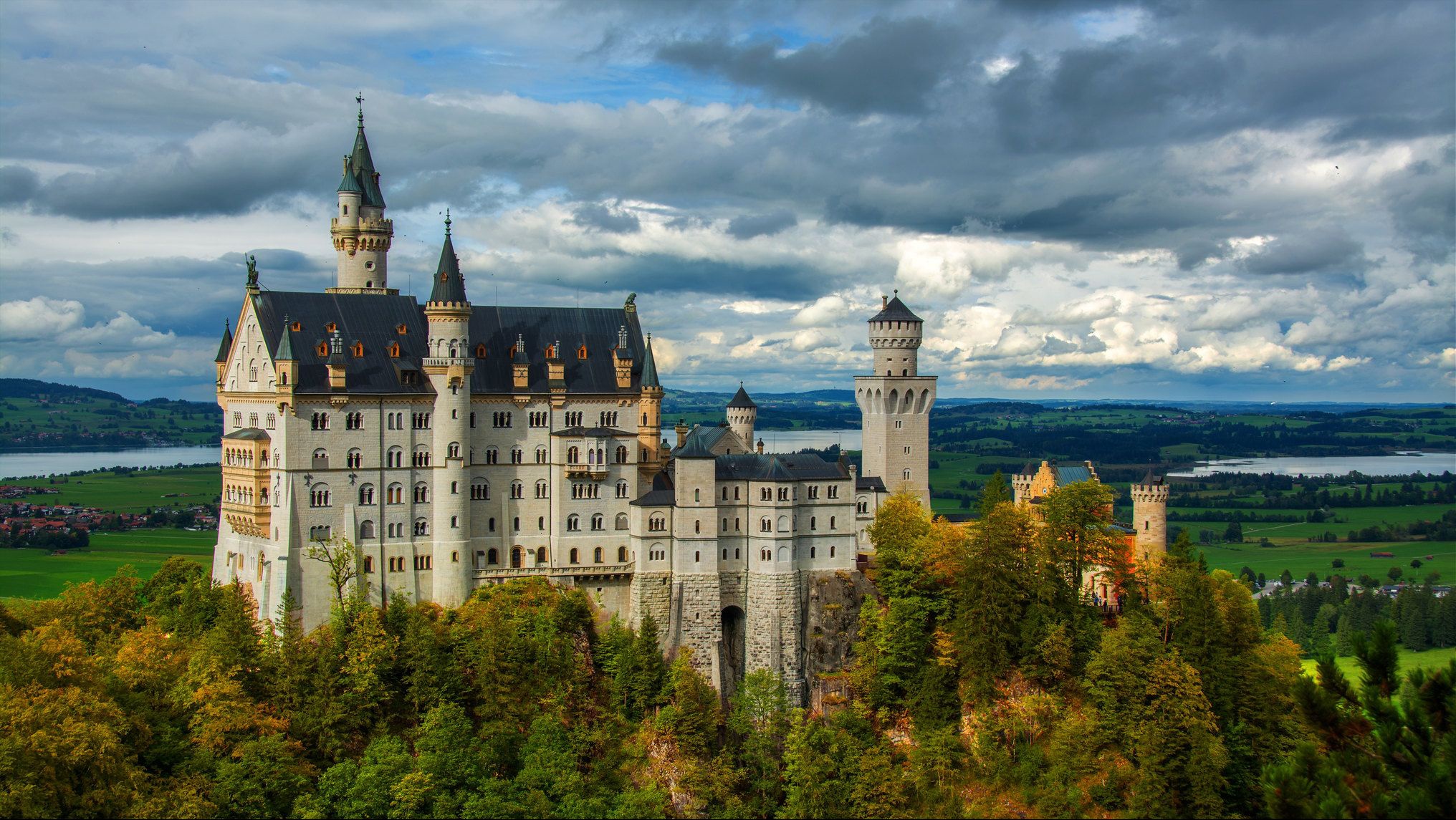 Скачать картинку Осень, Облака, Замки, Замок, Германия, Бавария, Замок Нойшванштайн, Сделано Человеком, Баварские Альпы в телефон бесплатно.