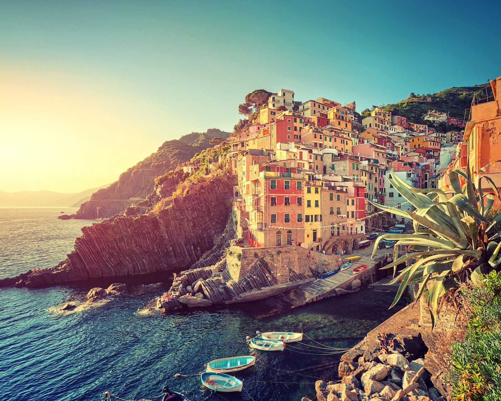 Laden Sie das Städte, Italien, Riomaggiore, Cinque Terre, Menschengemacht, Ligurien-Bild kostenlos auf Ihren PC-Desktop herunter