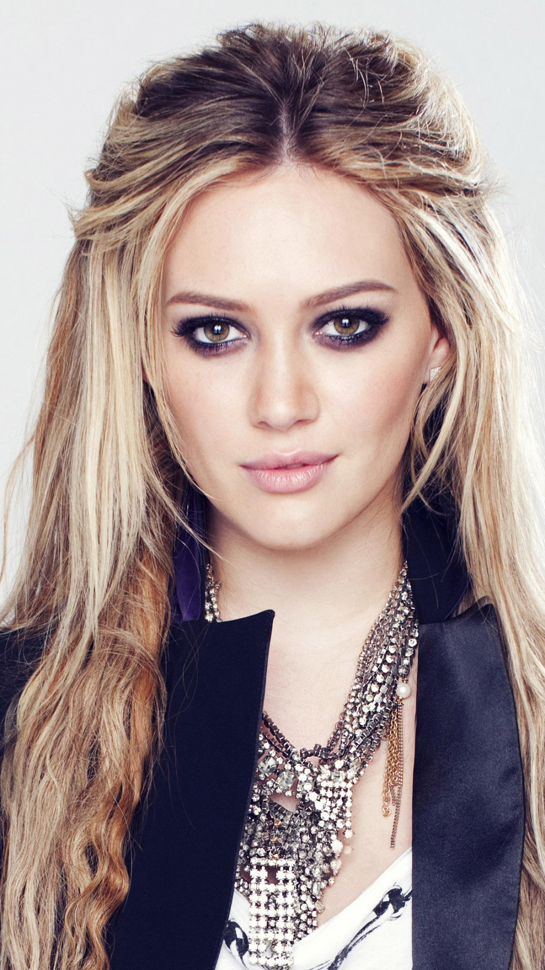 Download mobile wallpaper Singer, Blonde, American, Necklace, Celebrity, Long Hair, Actress, Hilary Duff, Stare for free.
