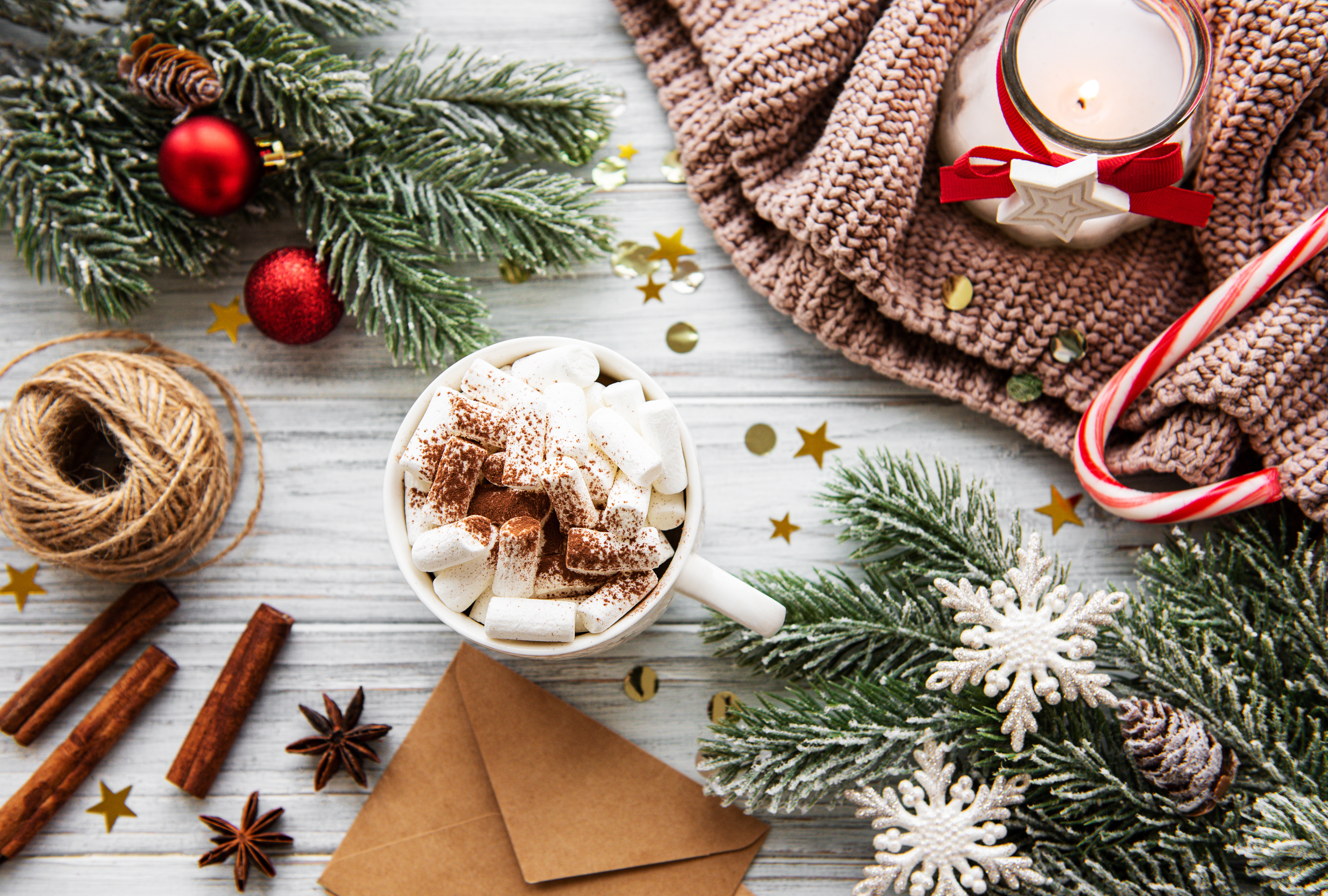 Handy-Wallpaper Weihnachten, Tasse, Mäusespeck, Zimt, Heiße Schokolade, Nahrungsmittel, Stillleben, Zuckerstange kostenlos herunterladen.