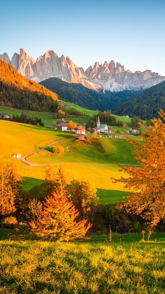 Handy-Wallpaper Landschaft, Herbst, Berg, Baum, Dorf, Gebirge, Menschengemacht kostenlos herunterladen.