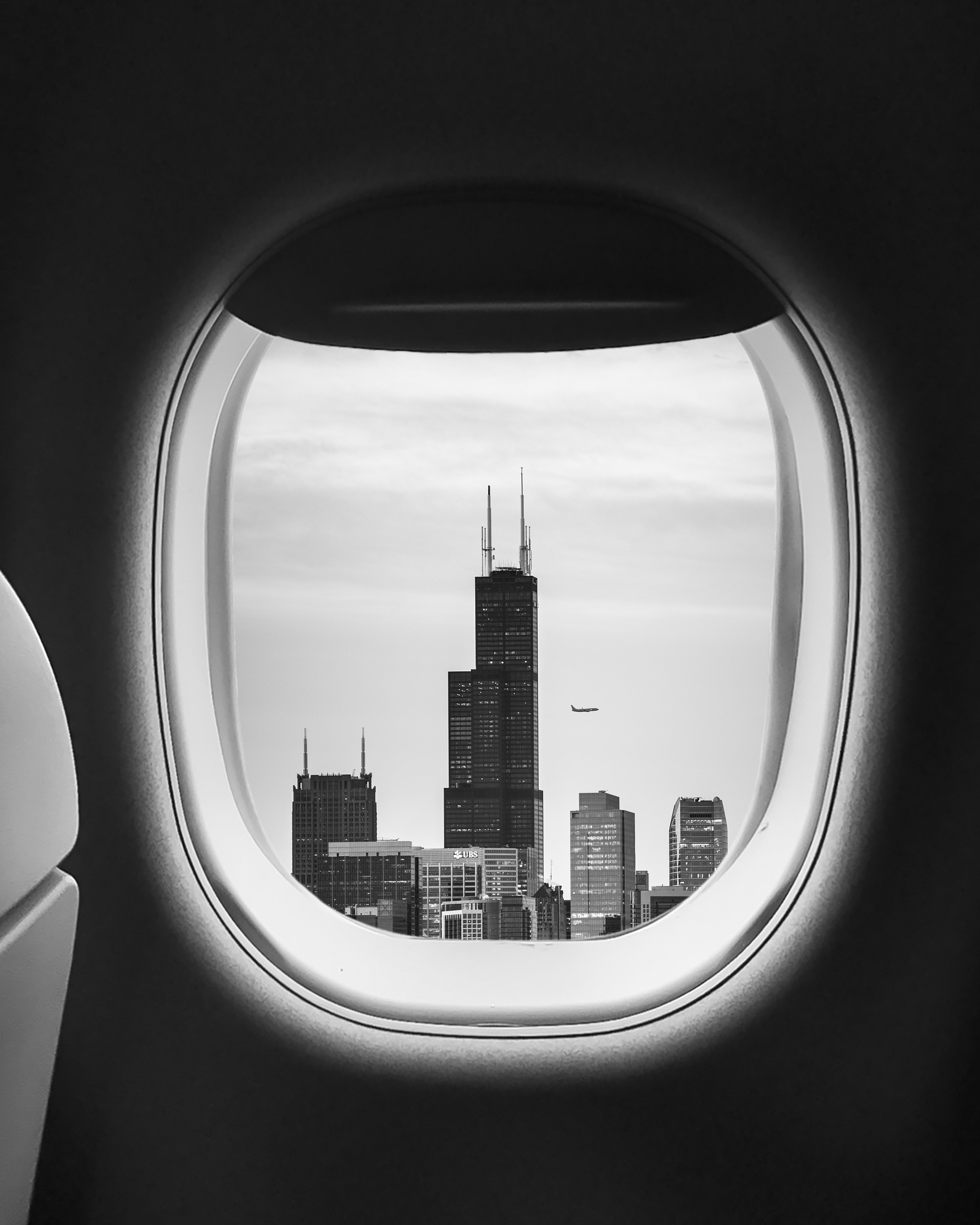 110035 скачать обои иллюминатор, окно самолета, здания, разное, полет, чб - заставки и картинки бесплатно