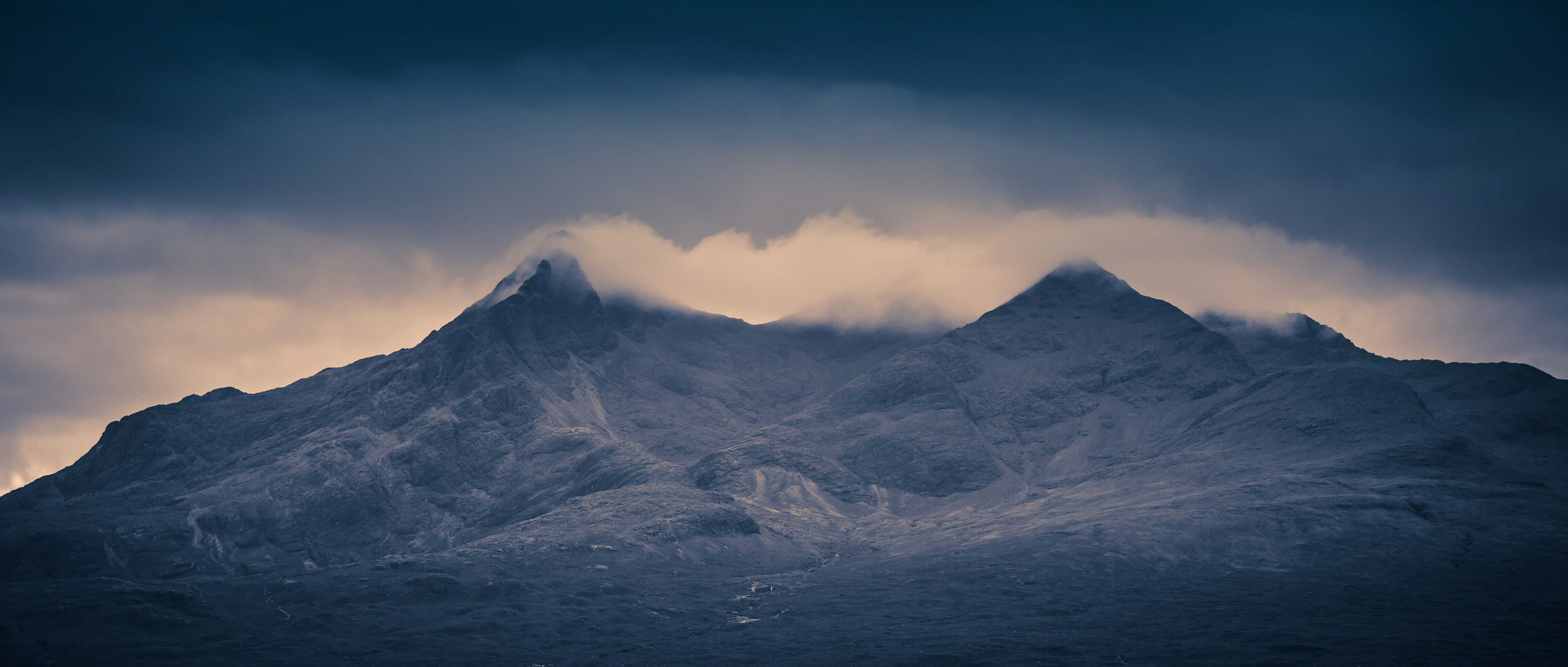 Скачать картинку Горы, Облака, Гора, Шотландия, Ландшафт, Земля/природа в телефон бесплатно.