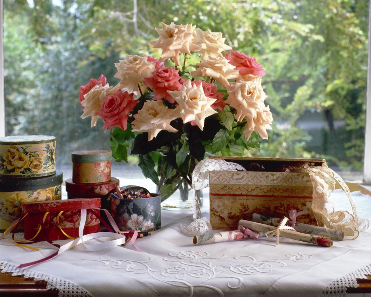 roses, flowers, bouquet, window, box, vase, napkin, caskets, old man, antiquity, rarity