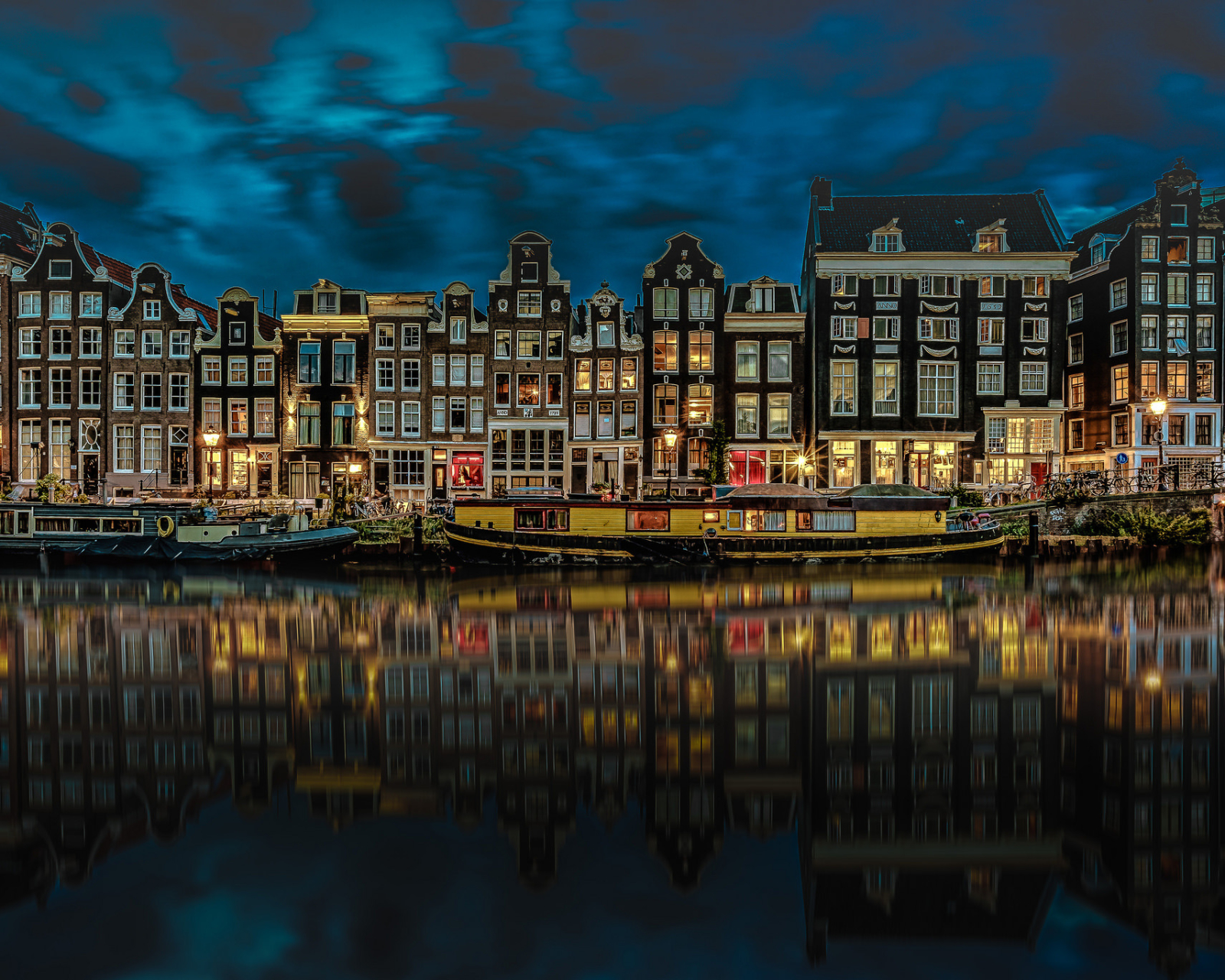 PCデスクトップに都市, 家, 建物, 反射, 夜, アムステルダム, マンメイド, 運河画像を無料でダウンロード