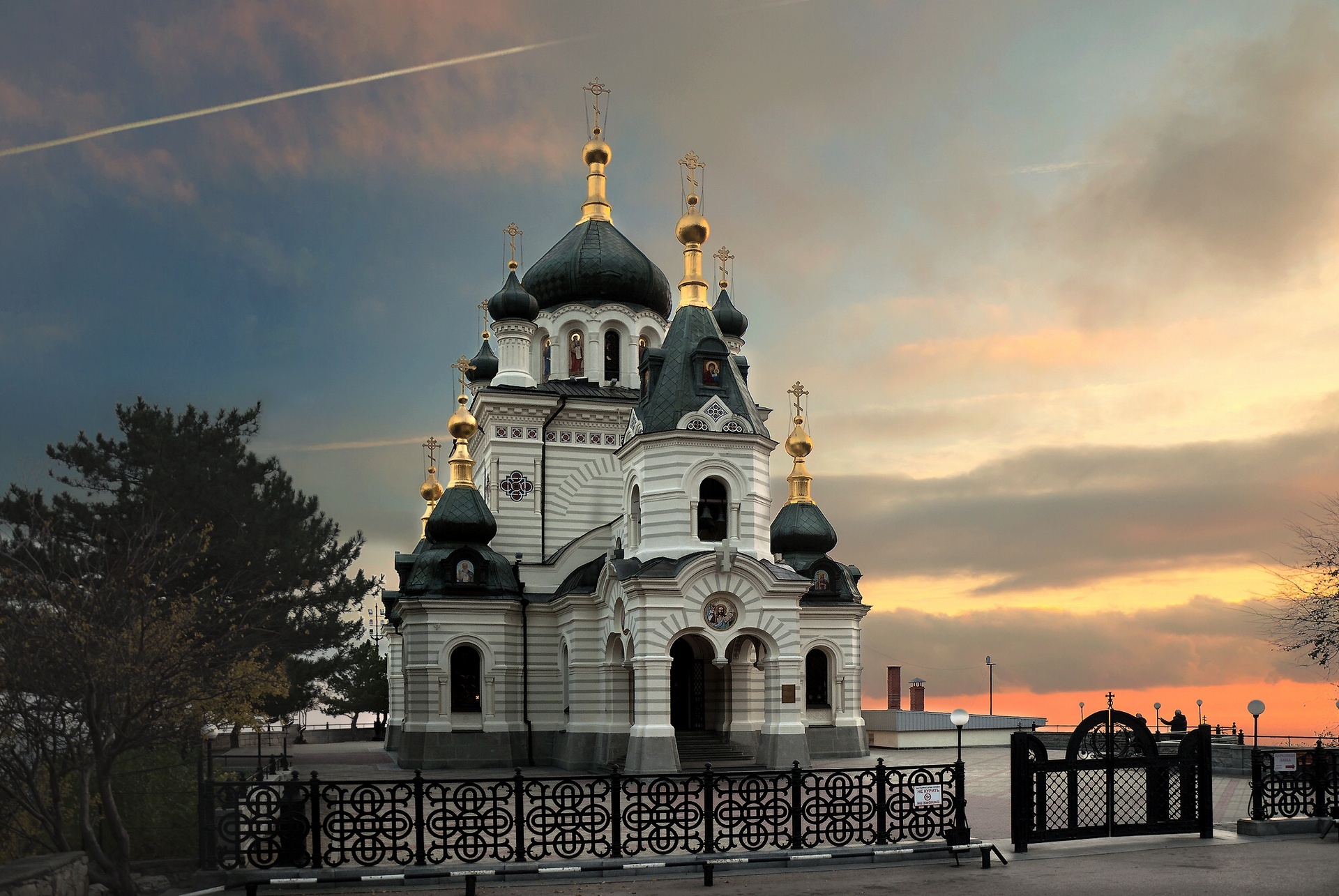 Скачати мобільні шпалери Архітектура, Росія, Церква, Ворота, Церкви, Релігійний, Захід Сонця безкоштовно.