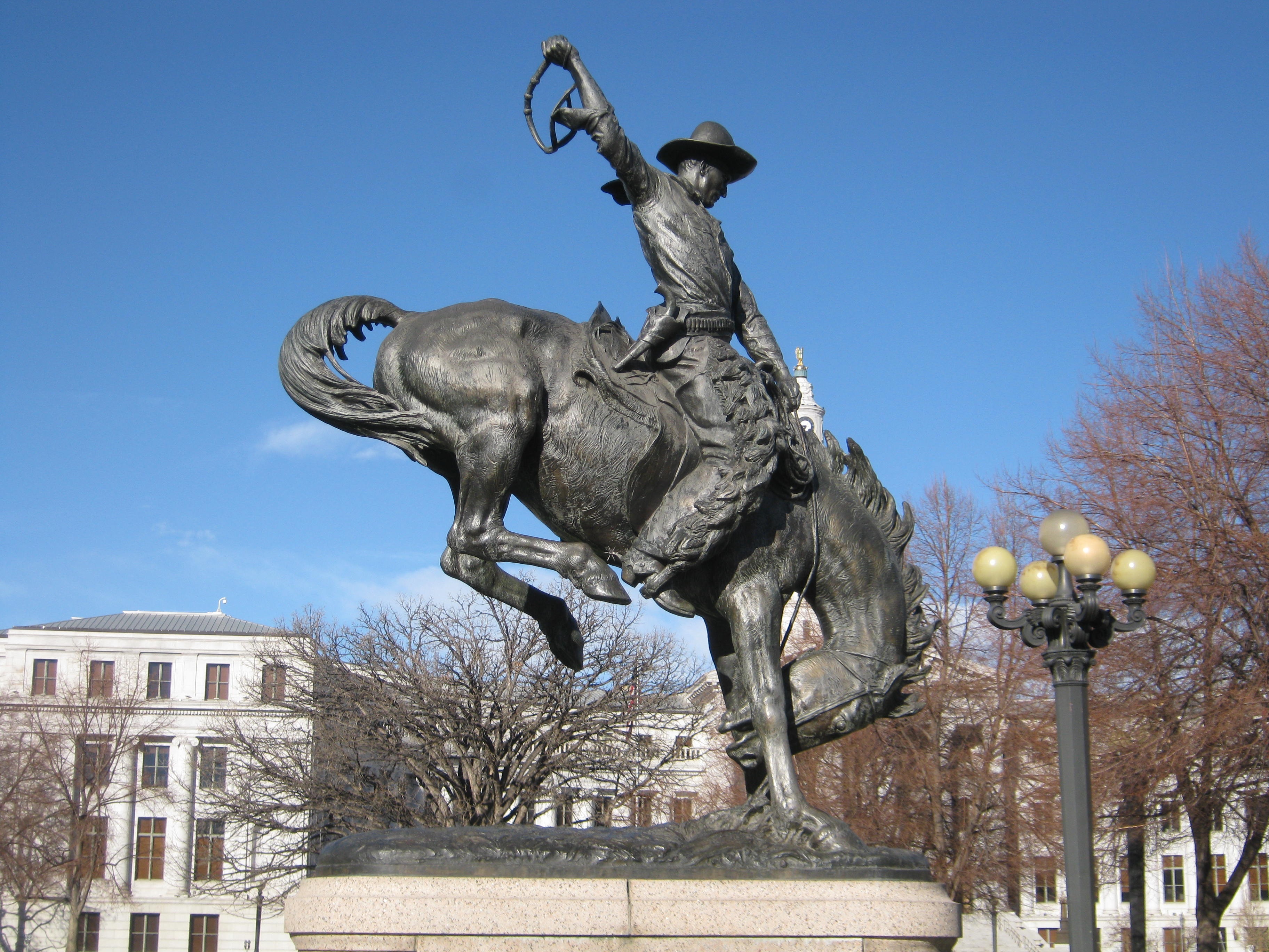 746840 Hintergrundbild herunterladen menschengemacht, statue, colorado, cowboy, denver, skulptur, vereinigte staaten von amerika - Bildschirmschoner und Bilder kostenlos