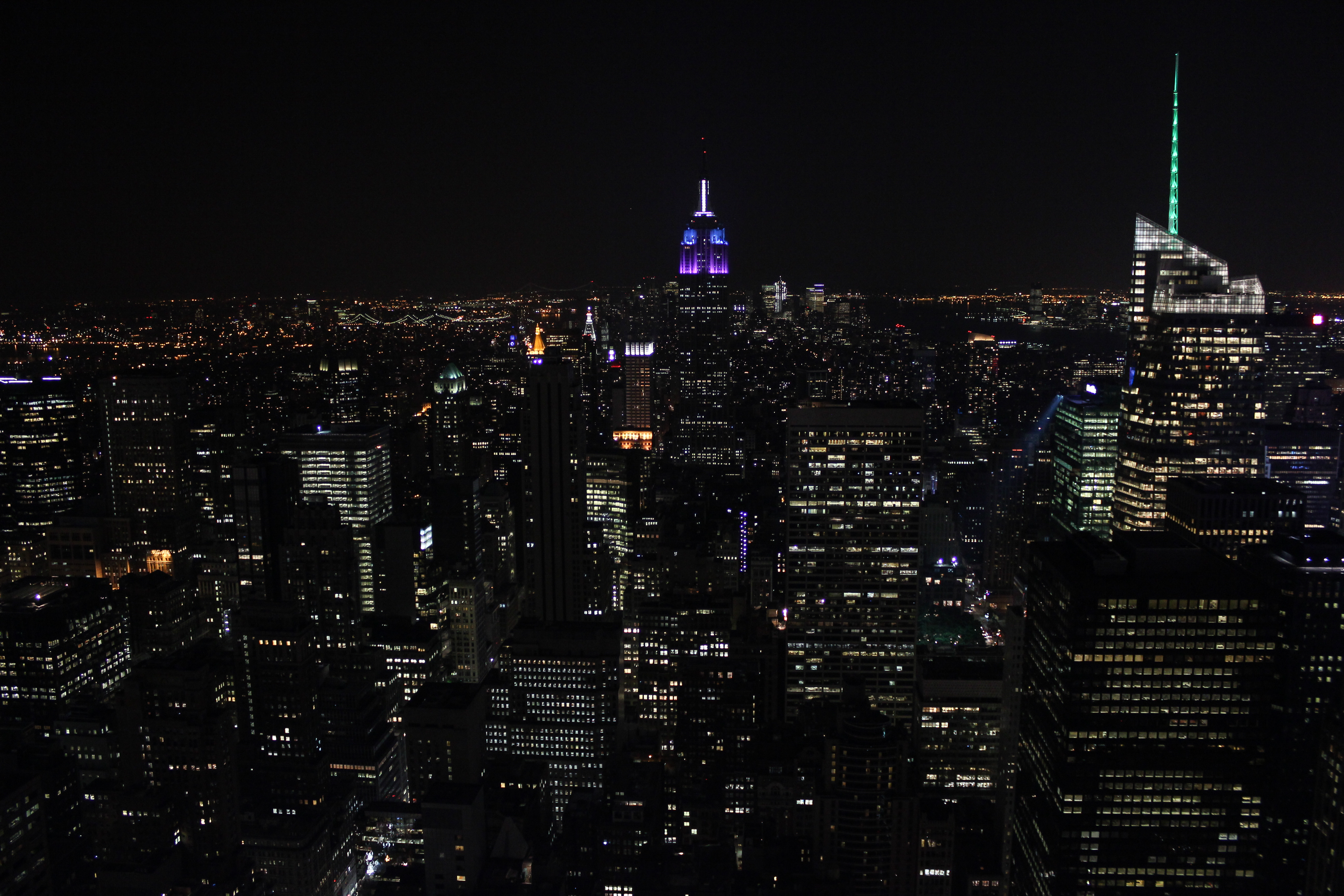 Скачать картинку Нью Йорк, Небоскребы, Огни Города, Ночной Город, Горизонт, Темные, Сша, Ночь в телефон бесплатно.