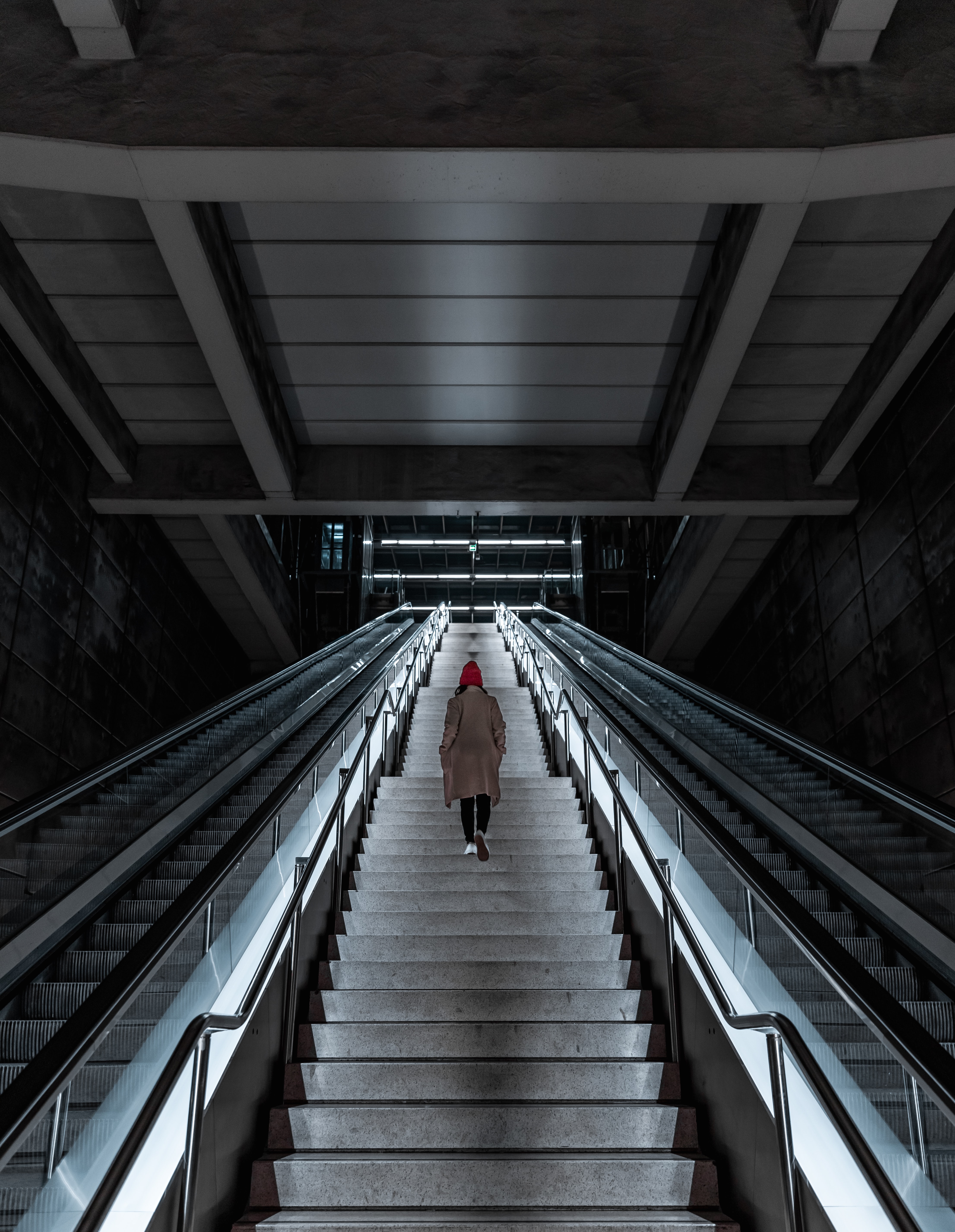Free download wallpaper Miscellanea, Miscellaneous, Ladder, Subway, Stairs, Loneliness, Metro, Girl on your PC desktop