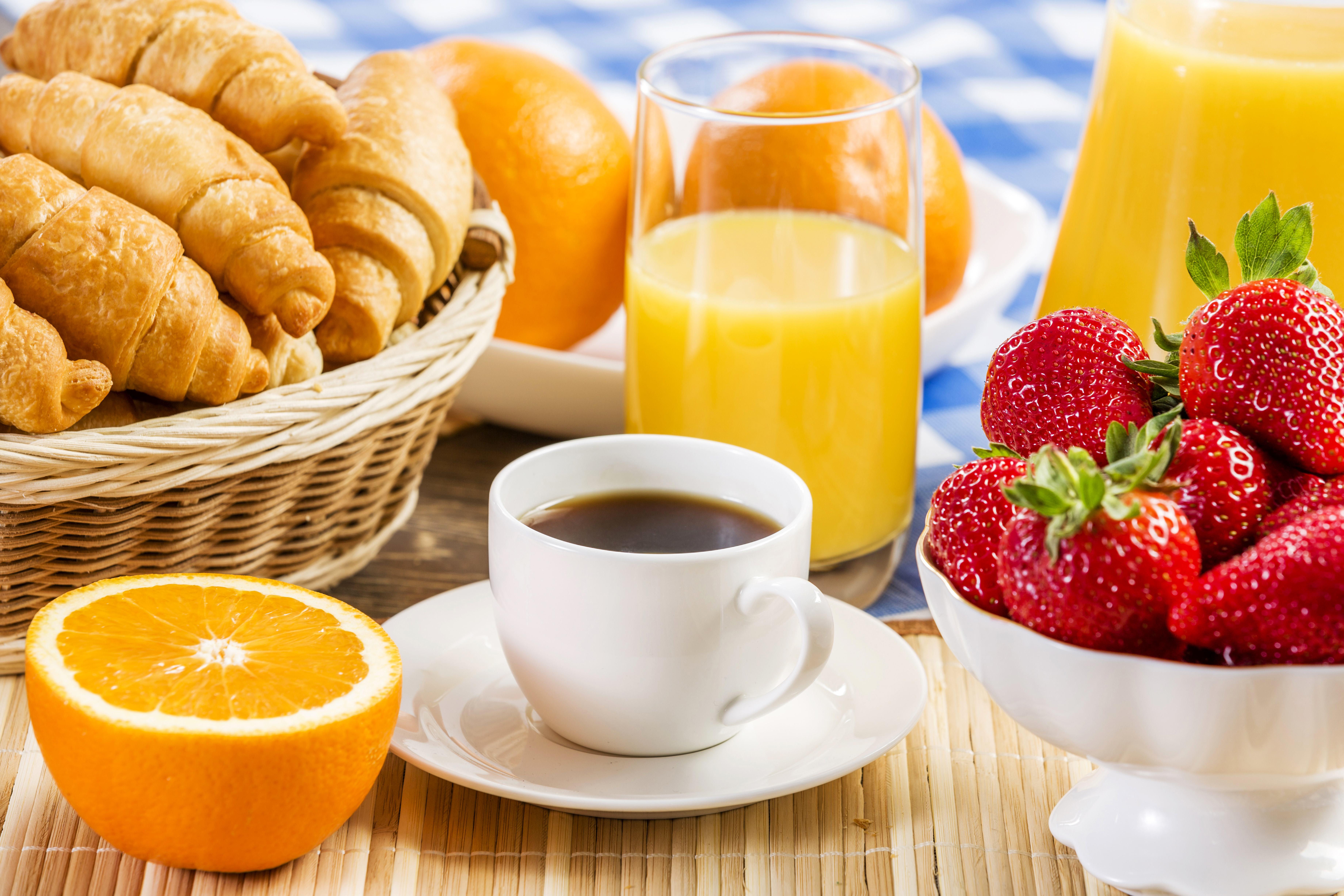 Laden Sie das Erdbeere, Tasse, Frucht, Croissant, Saft, Nahrungsmittel, Kaffee, Orange (Obst), Frühstuck-Bild kostenlos auf Ihren PC-Desktop herunter