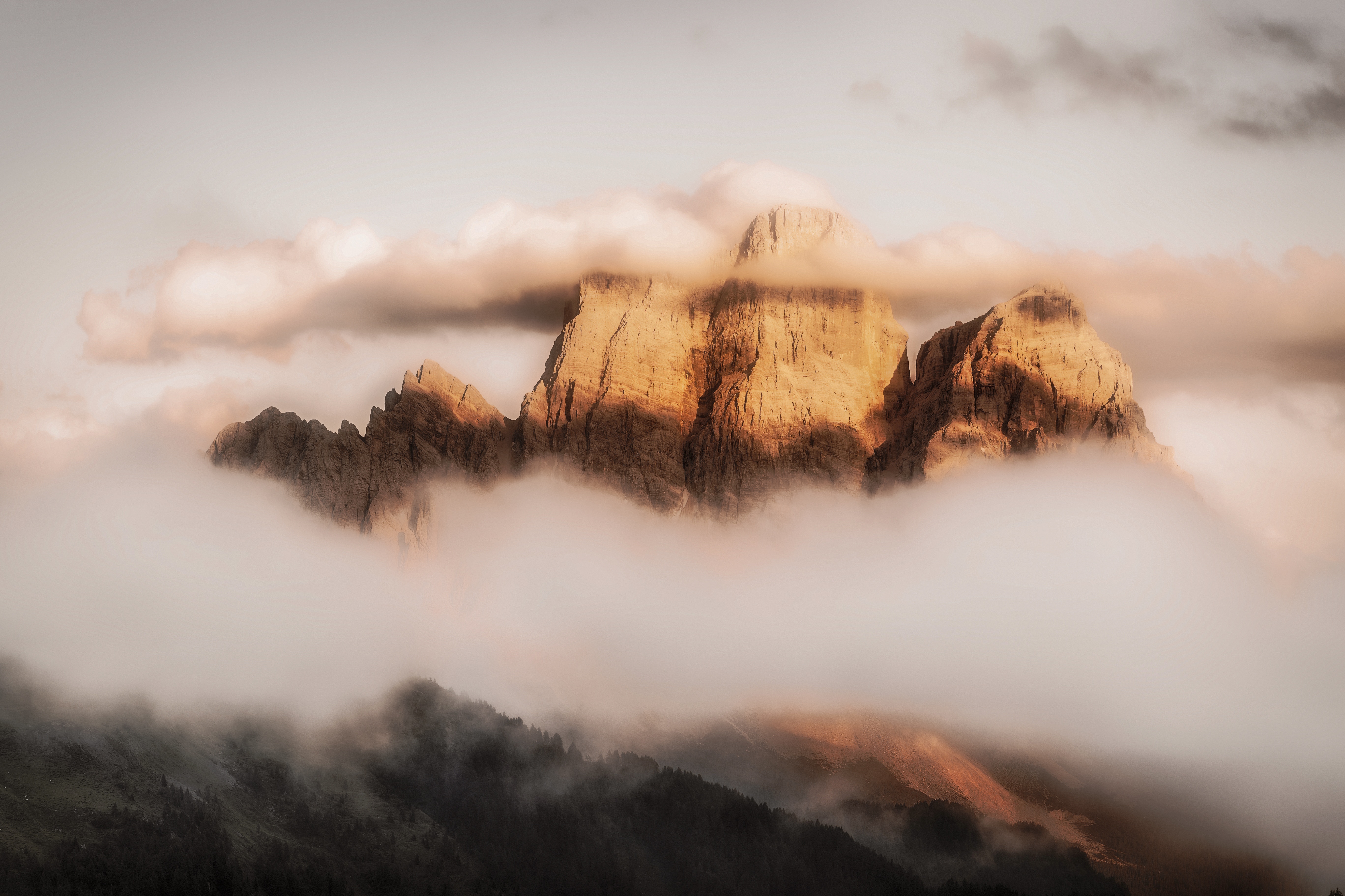 114412 скачать картинку природа, горы, облака, италия, туман, доломиты, монте пелмо - обои и заставки бесплатно