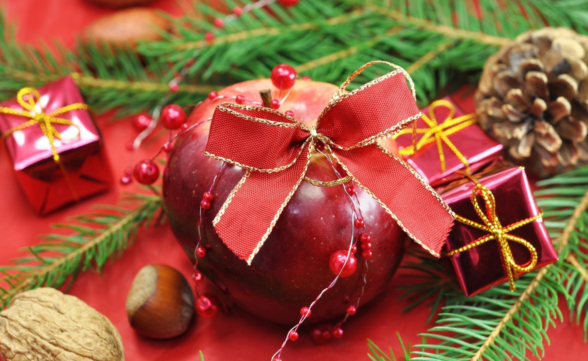 135389 Hintergrundbild herunterladen feiertage, cones, nadeln, neujahr, äpfel, neues jahr, die geschenke, geschenke, nüsse, leckereien, behandelt - Bildschirmschoner und Bilder kostenlos
