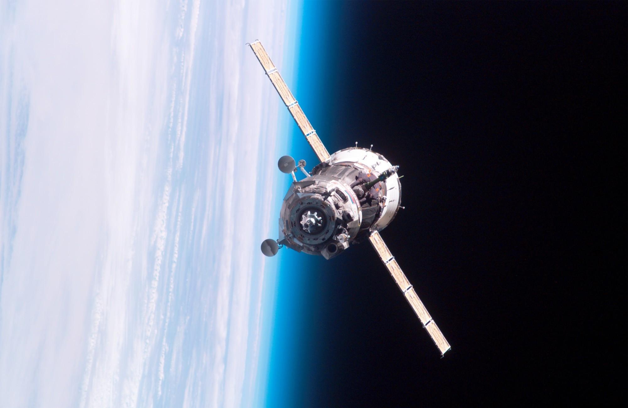 62595 скачать обои спутник, станция мкс, мир, орбита, космос, полет - заставки и картинки бесплатно