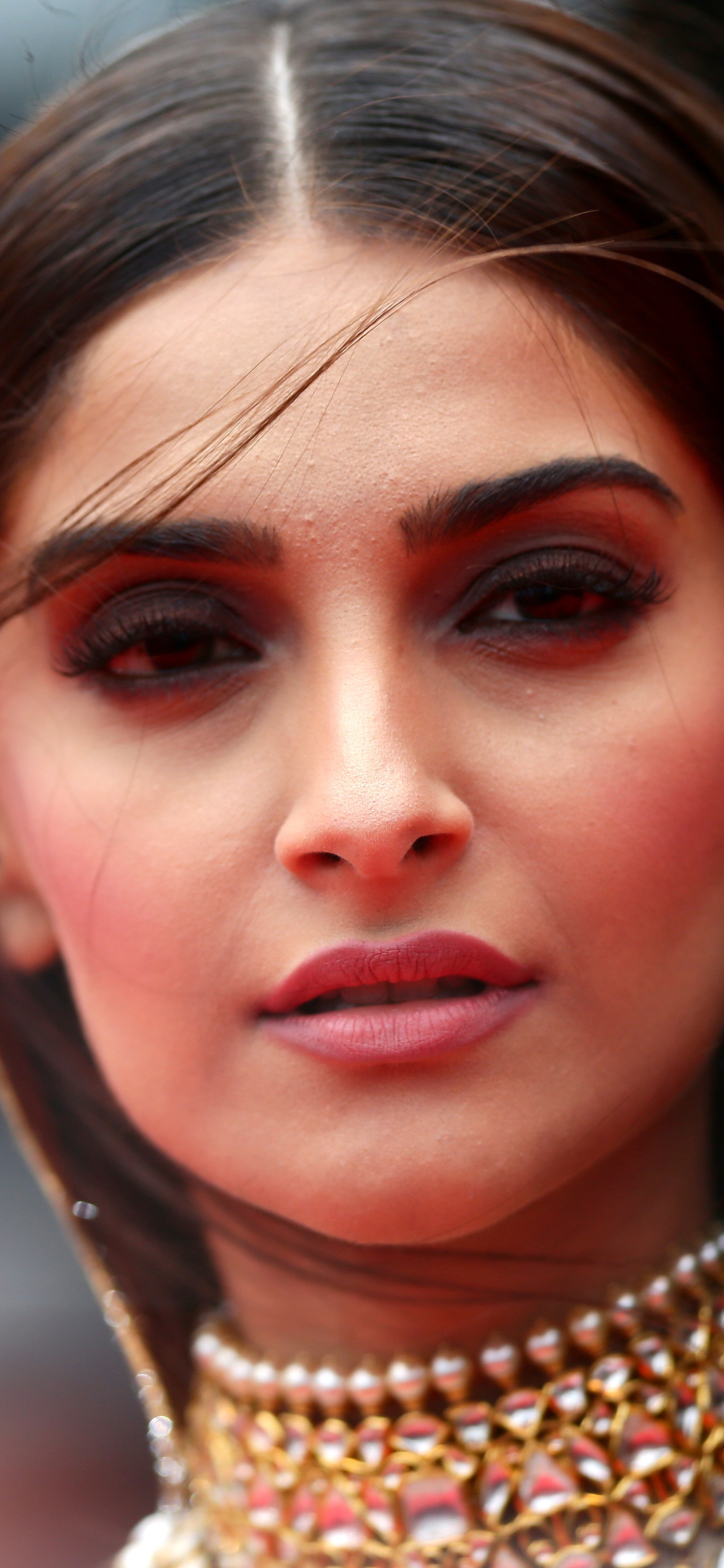 Download mobile wallpaper Face, Brunette, Indian, Celebrity, Brown Eyes, Actress, Sonam Kapoor for free.
