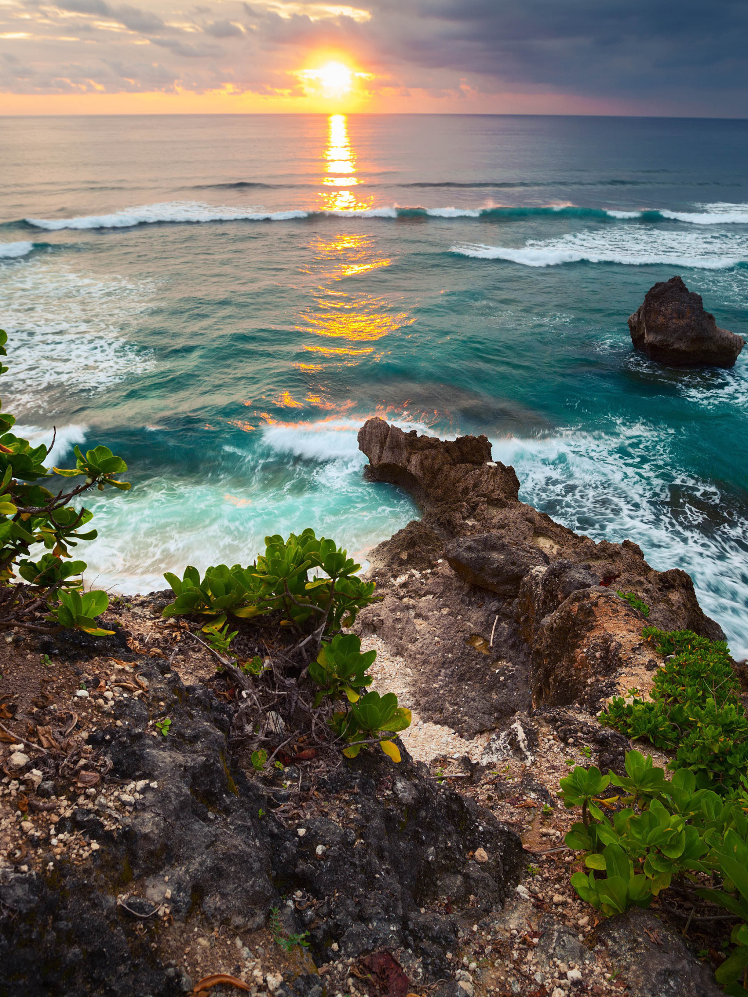 Скачать картинку Закат, Море, Горизонт, Океан, Индонезия, Береговая Линия, Земля/природа, Закат Солнца в телефон бесплатно.