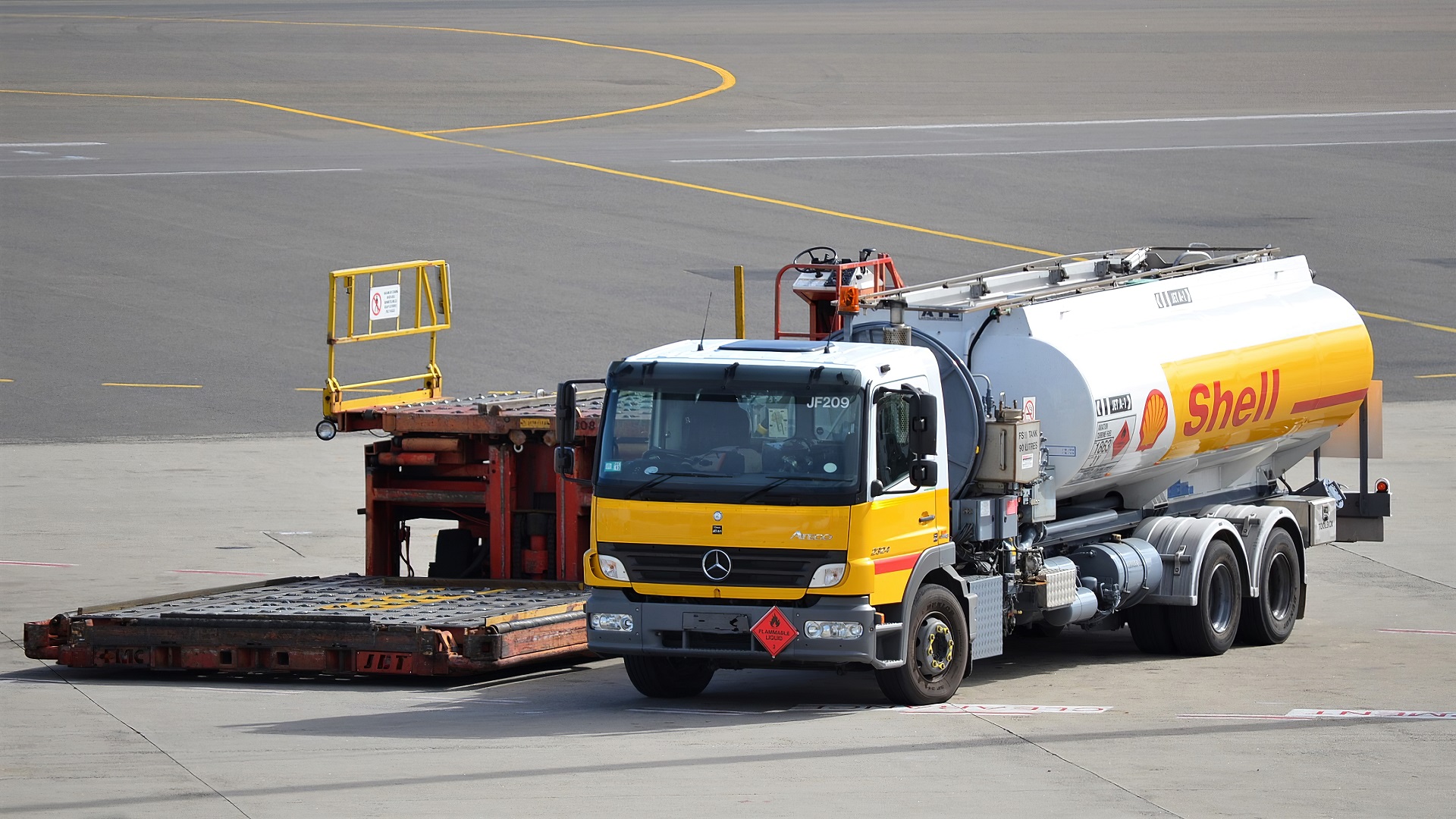 603164 Hintergrundbild herunterladen fahrzeuge, shell vip jet tanker, flughafen, mercedes, mercedes benz, tanker - Bildschirmschoner und Bilder kostenlos