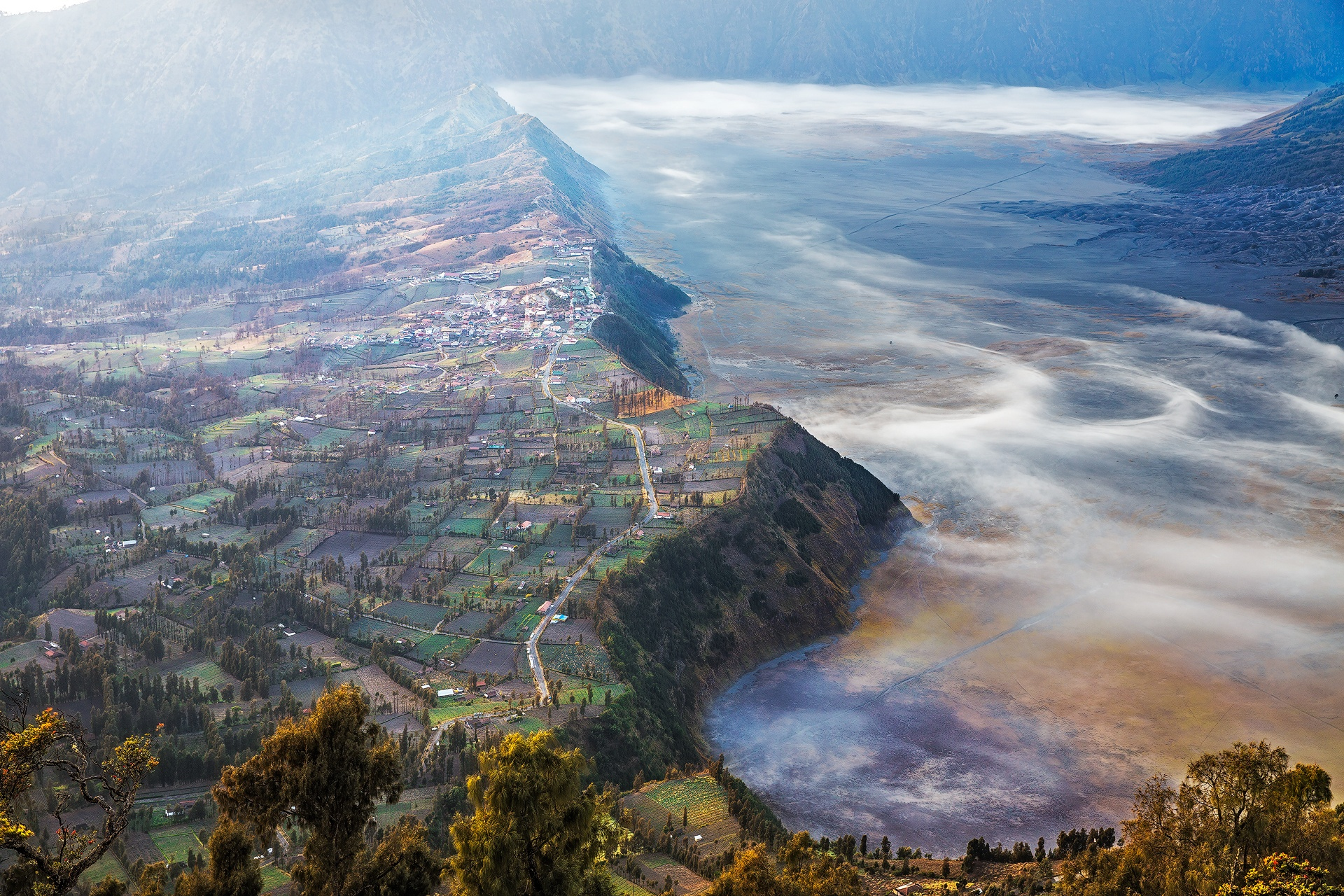 687489壁紙のダウンロード写真撮影, 風景, 霧, インドネシア, ジャワ (インドネシア), 谷, 村-スクリーンセーバーと写真を無料で