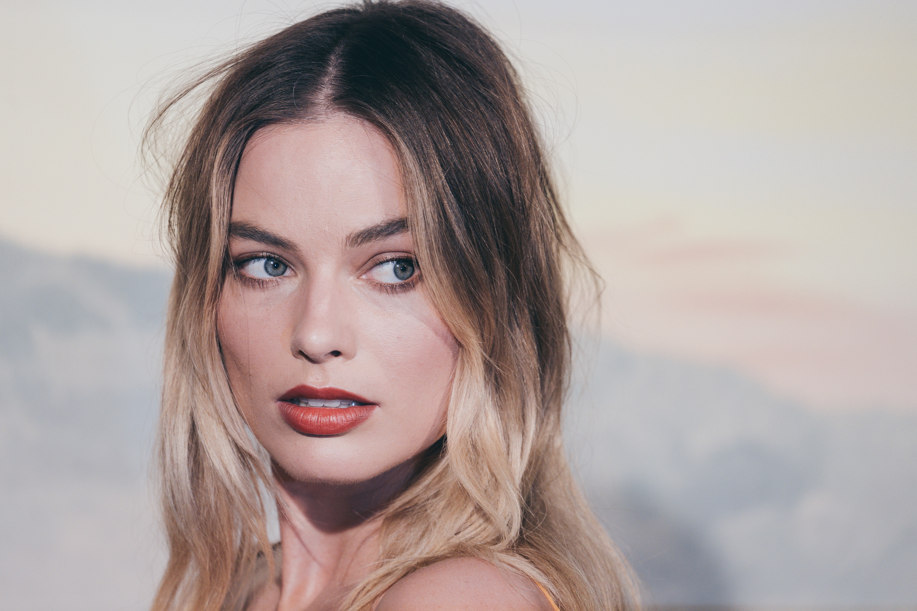 Download mobile wallpaper Blonde, Face, Blue Eyes, Celebrity, Actress, Lipstick, Australian, Margot Robbie for free.