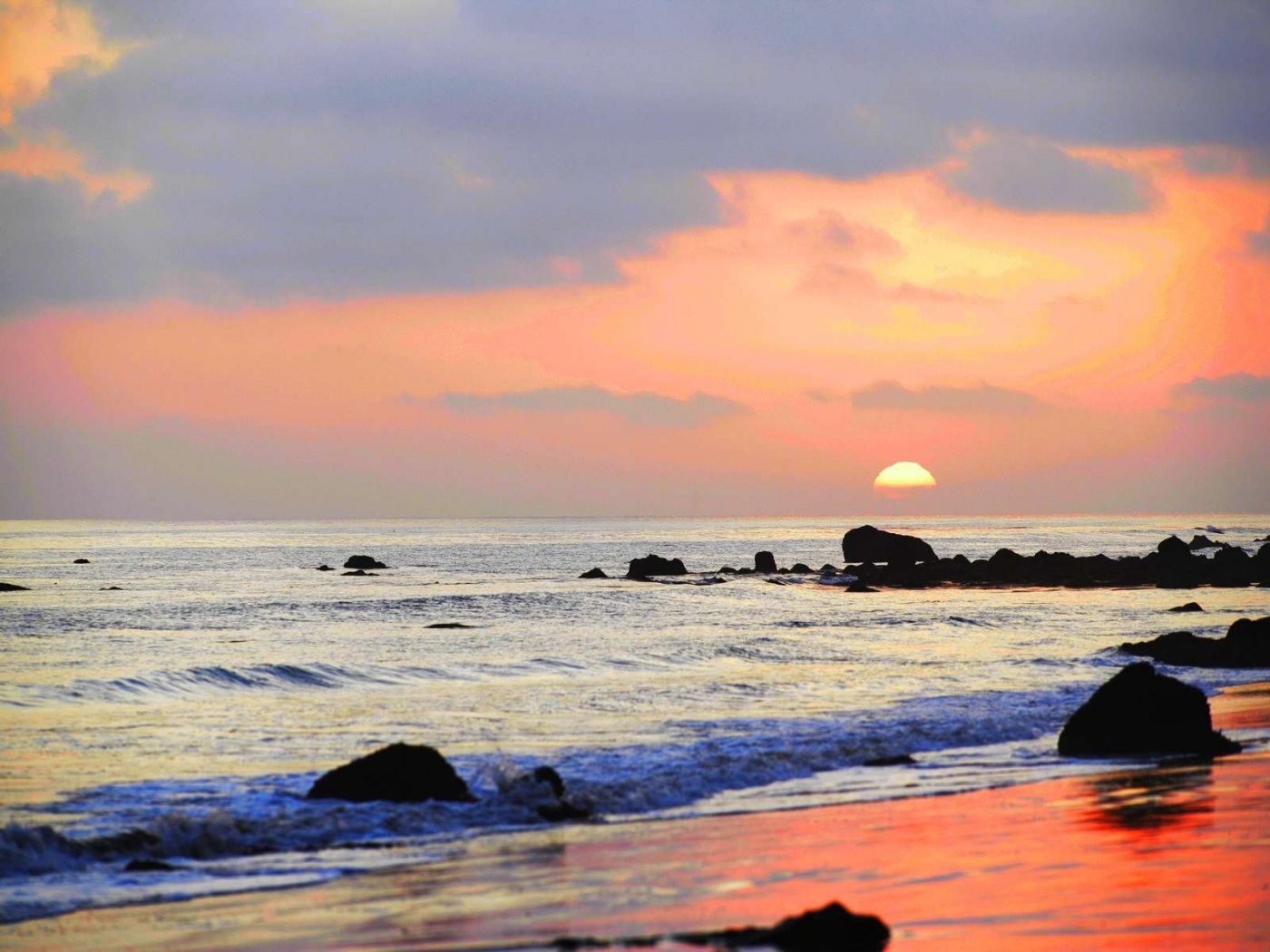 Handy-Wallpaper Sunset, Clouds, Sea, Landschaft, Strand kostenlos herunterladen.