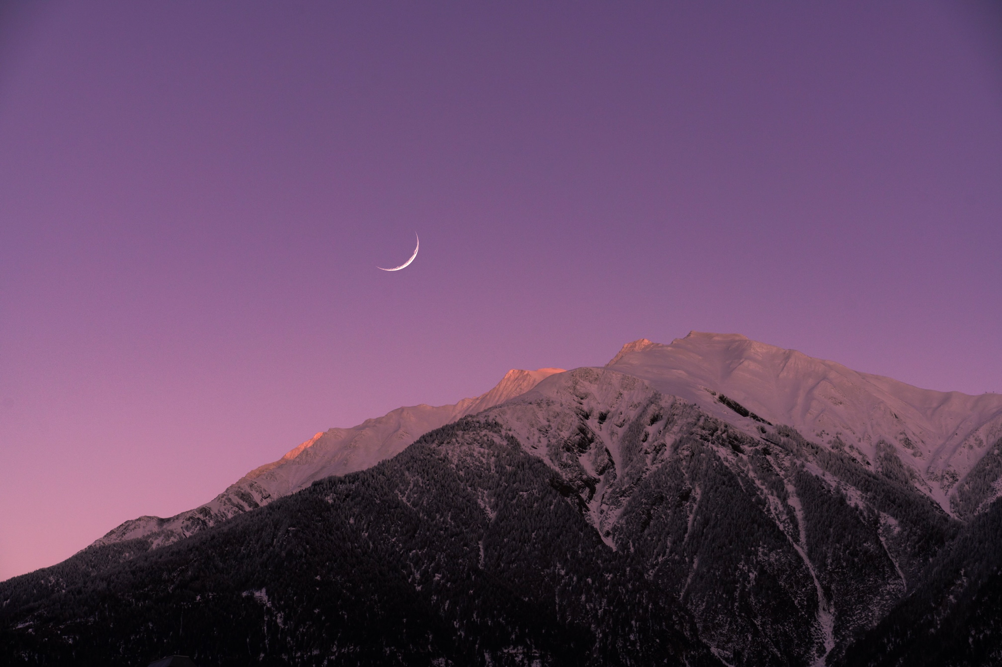 124343 скачать обои фиолетовый, небо, природа, луна, горы, сумерки - заставки и картинки бесплатно