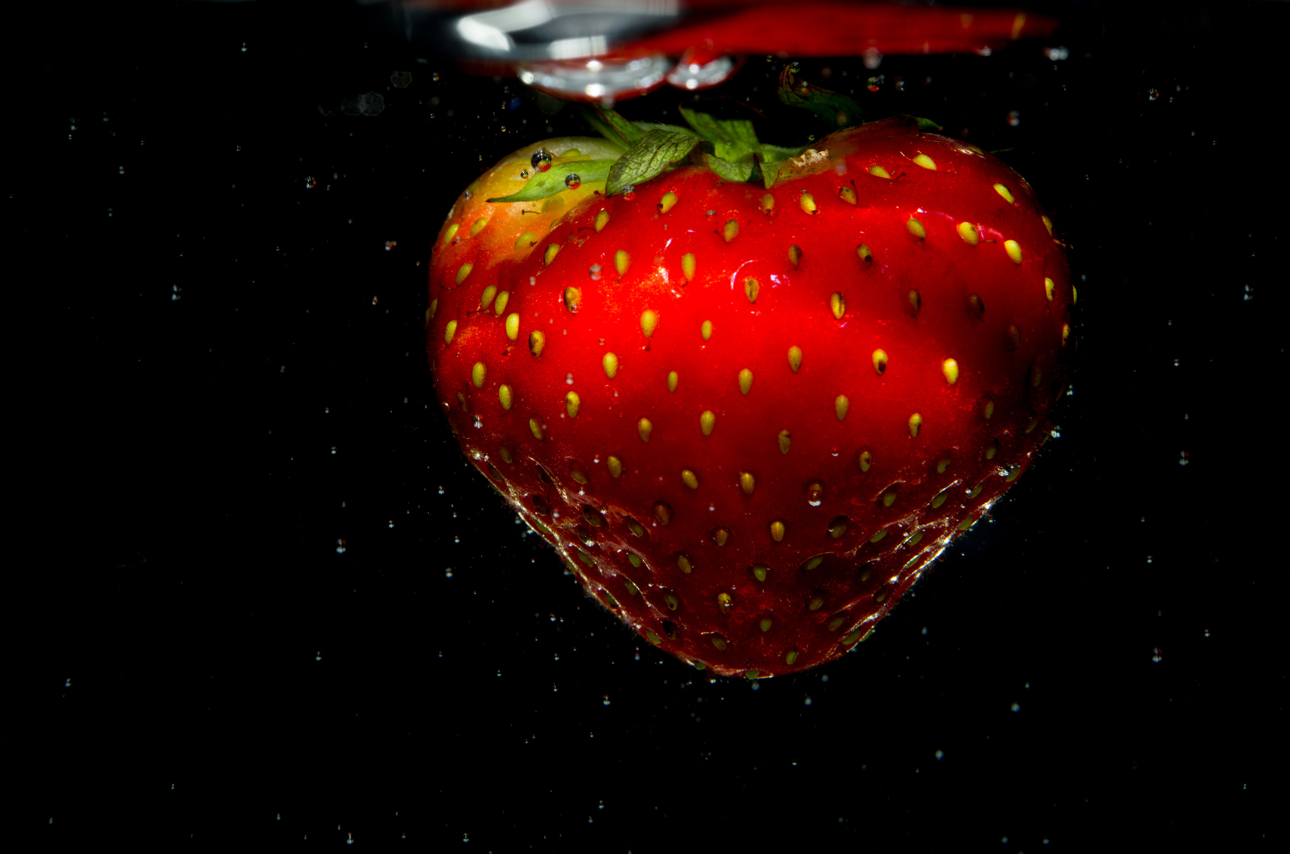 Download mobile wallpaper Macro, Water, Close Up, Berry, Strawberry for free.