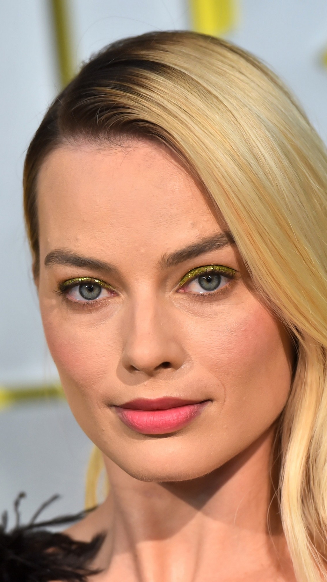 Download mobile wallpaper Blonde, Face, Blue Eyes, Celebrity, Actress, Australian, Margot Robbie for free.