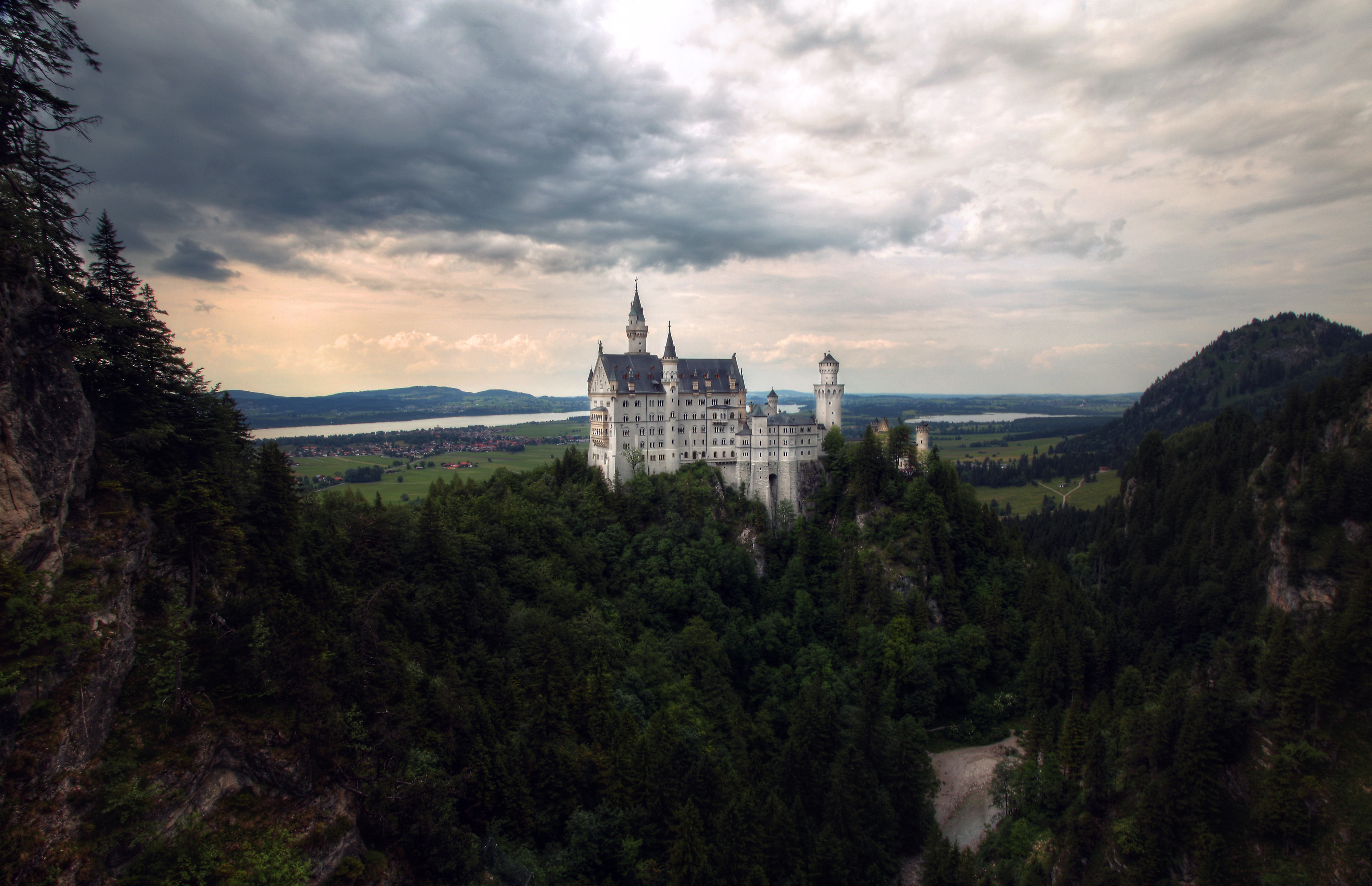 1523244 descargar fondo de pantalla hecho por el hombre, castillo de neuschwanstein, baviera, nube, alemania, paisaje, castillos: protectores de pantalla e imágenes gratis