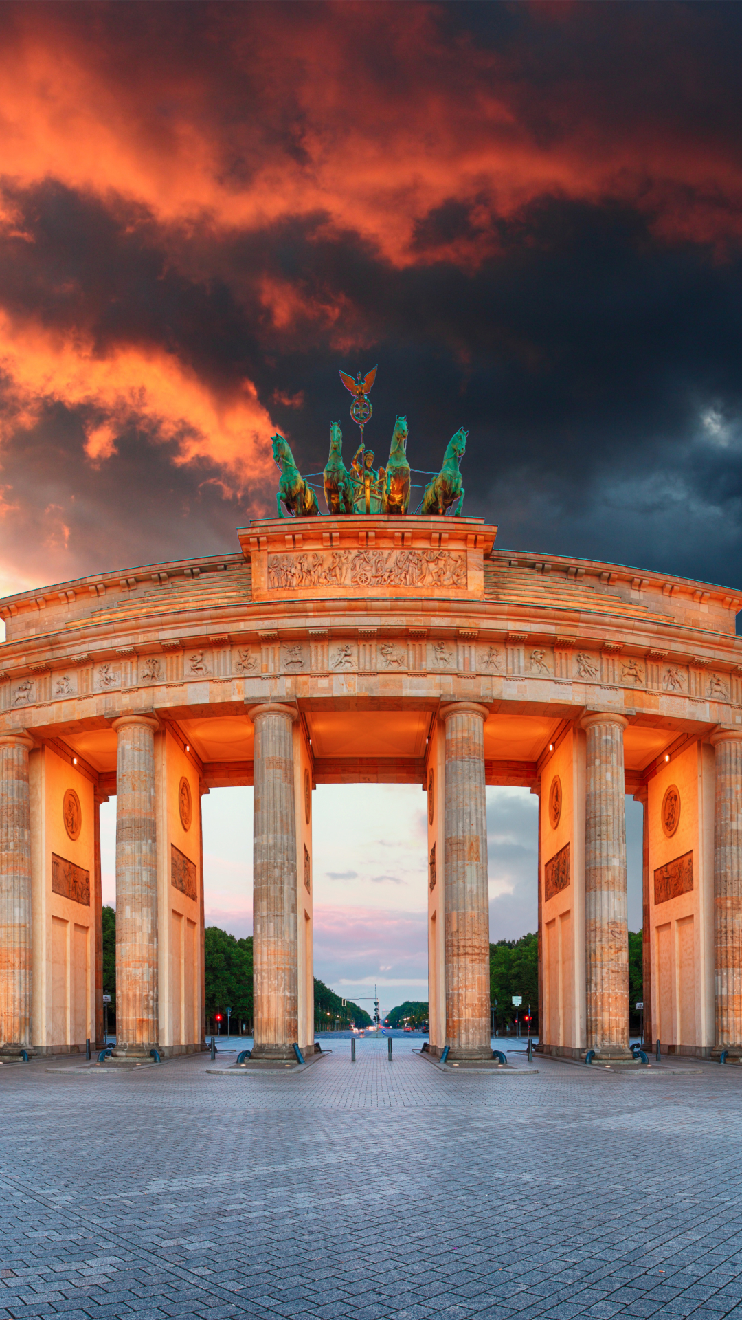 Handy-Wallpaper Berlin, Platz, Statue, Wolke, Monument, Deutschland, Ort, Monumente, Menschengemacht, Brandenburger Tor kostenlos herunterladen.