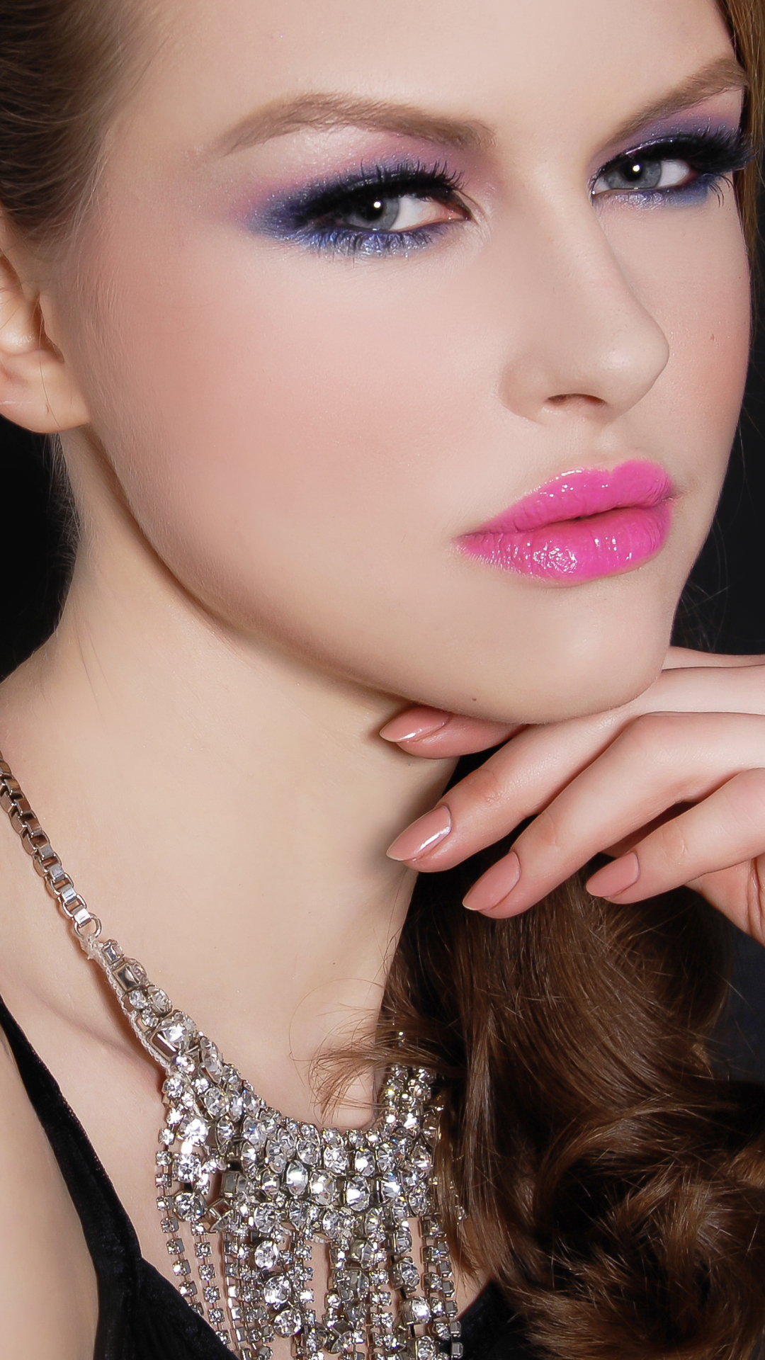 Handy-Wallpaper Gesicht, Modell, Frauen, Blaue Augen, Halskette, Lippenstift kostenlos herunterladen.