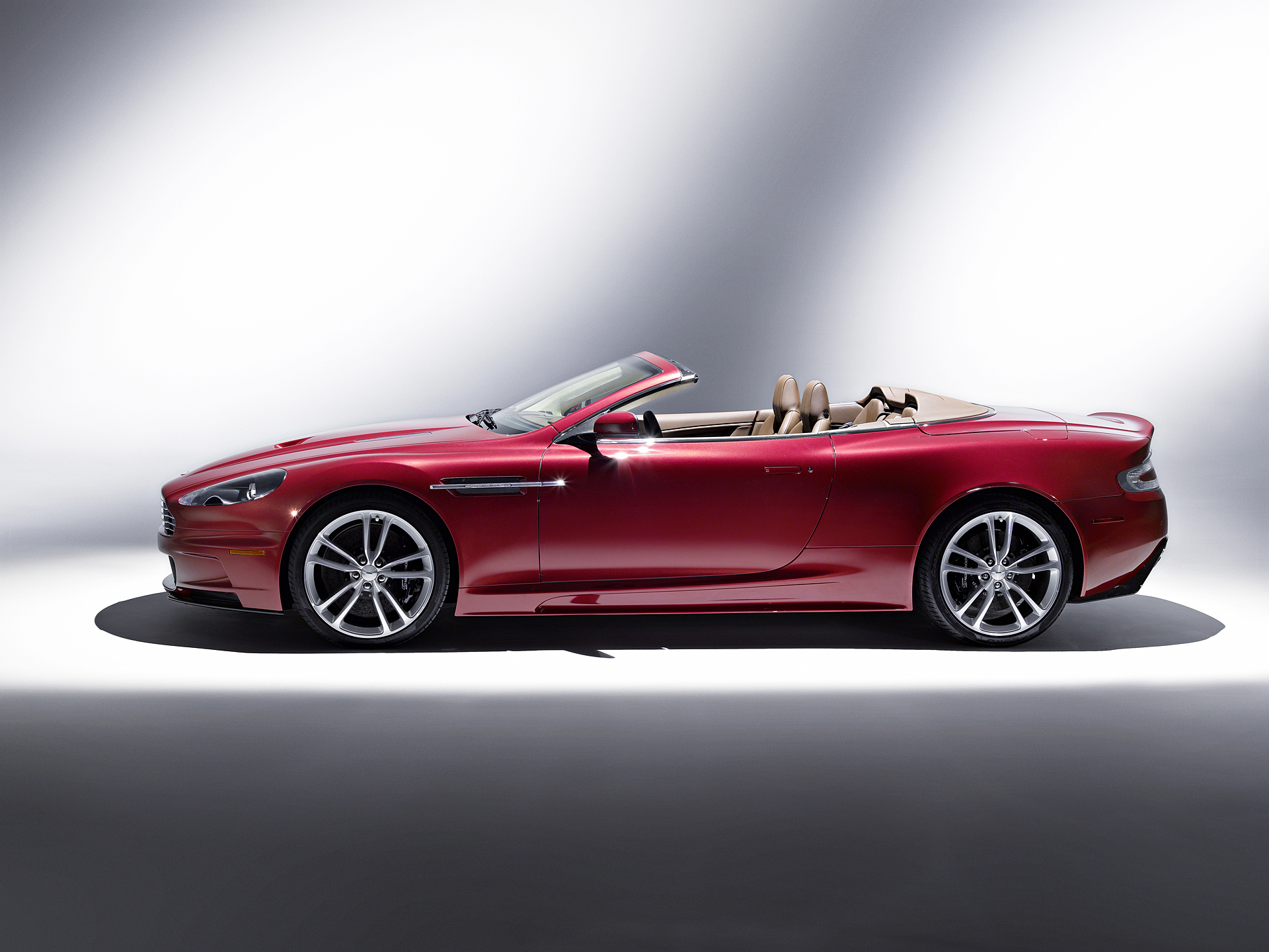 Завантажити шпалери Aston Martin Dbs Volante на телефон безкоштовно