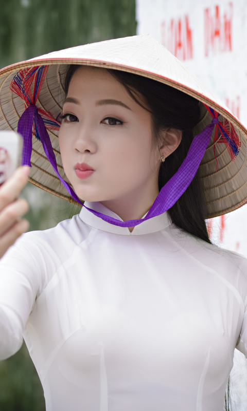 Скачать картинку Селфи, Азии, Женщины, Вьетнамский, Ао Дай, Азиатская Коническая Шляпа в телефон бесплатно.