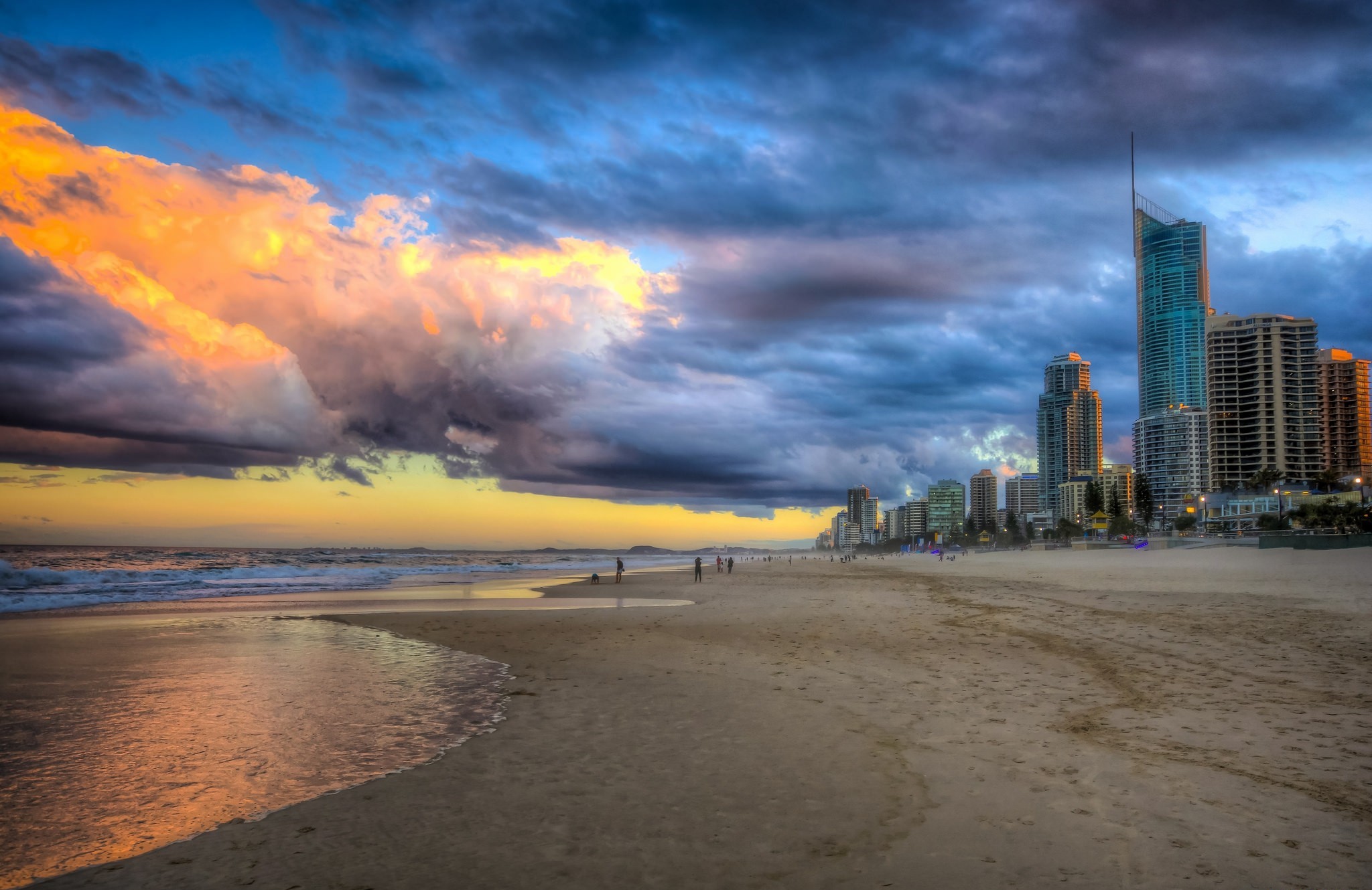 345601 Hintergrundbild herunterladen menschengemacht, goldküste, australien, strand, großstadt, wolke, küste, sonnenuntergang, städte - Bildschirmschoner und Bilder kostenlos