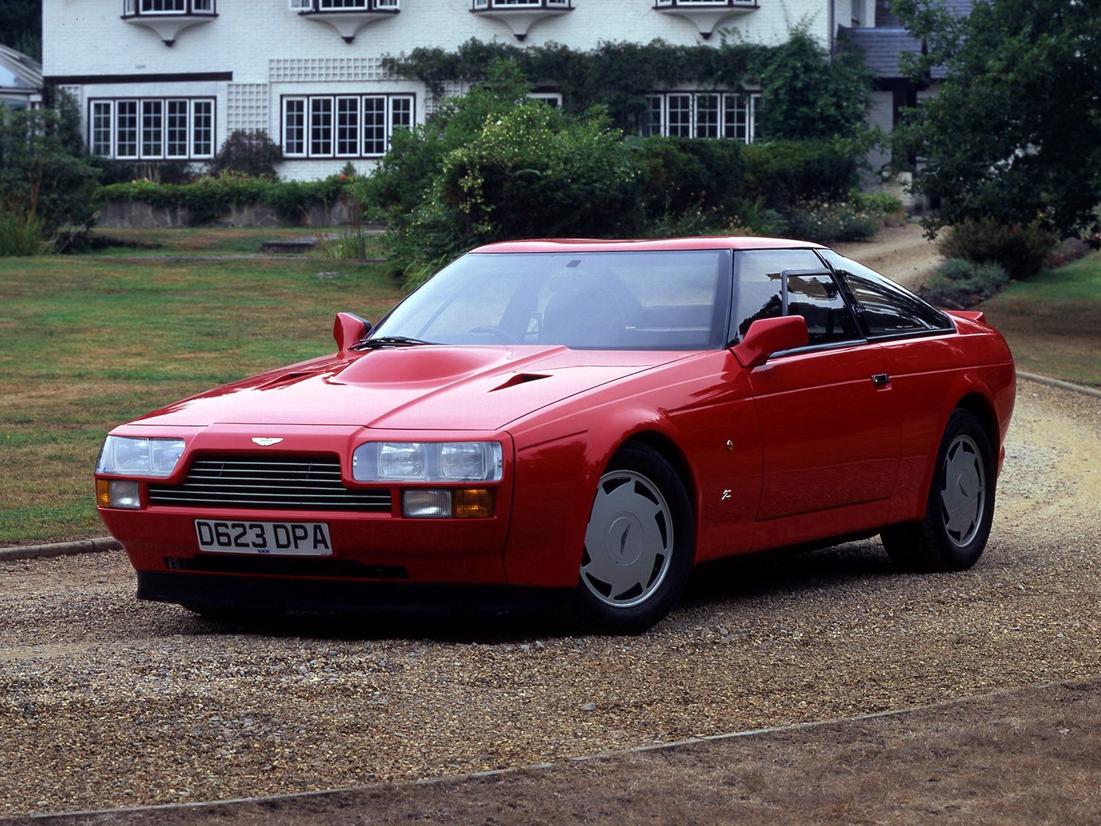 Скачать картинку Vantage, 1986, V8, Красный, Астон Мартин (Aston Martin), Тачки (Cars), Дом, Вид Спереди, Машины в телефон бесплатно.