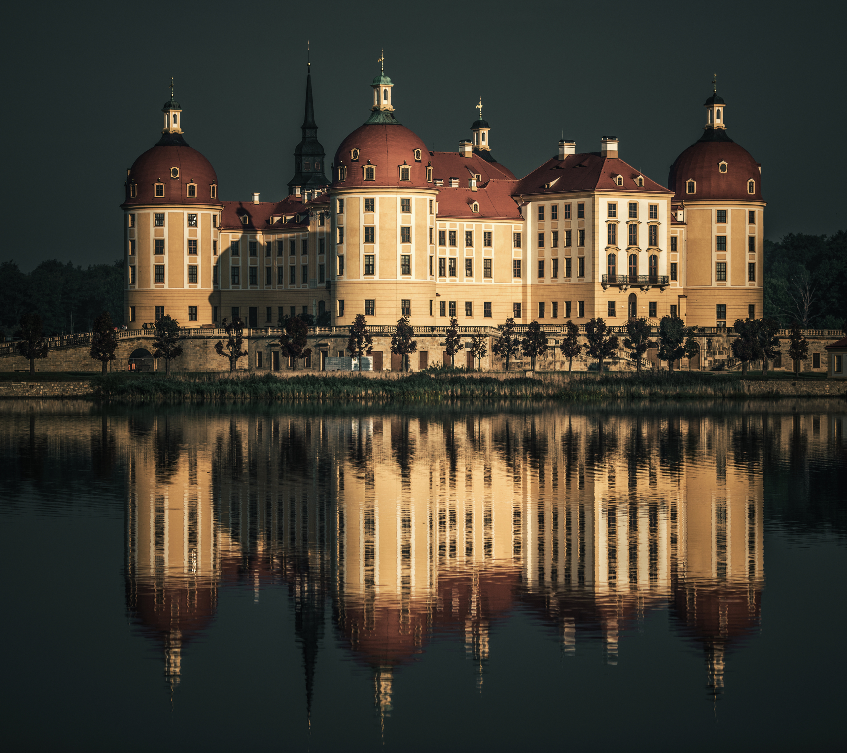 1108725 скачать обои сделано человеком, замок морицбург, архитектура, морицбург, отражение, германия, барокко, дрезден, озеро, замки - заставки и картинки бесплатно