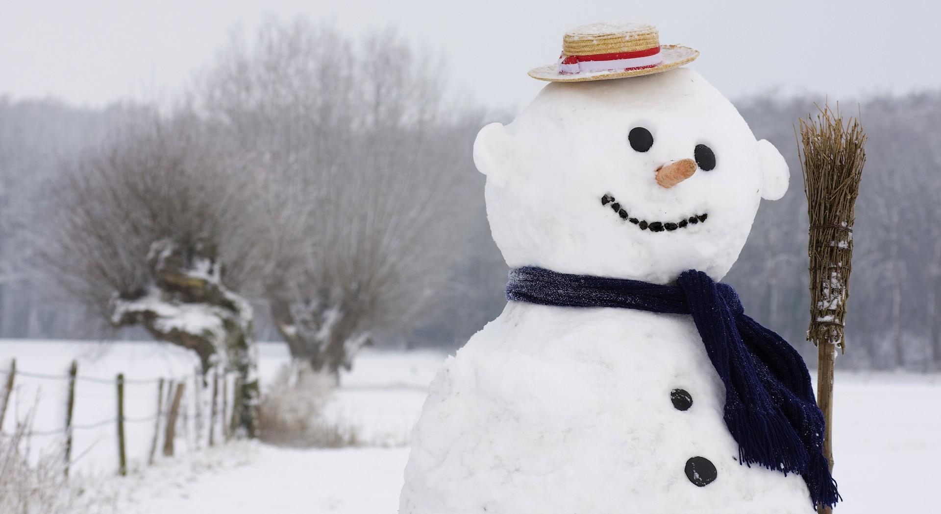 142876 baixar papel de parede férias, ano novo, natal, boneco de neve, chapéu, cachecol, echarpe, vassoura - protetores de tela e imagens gratuitamente