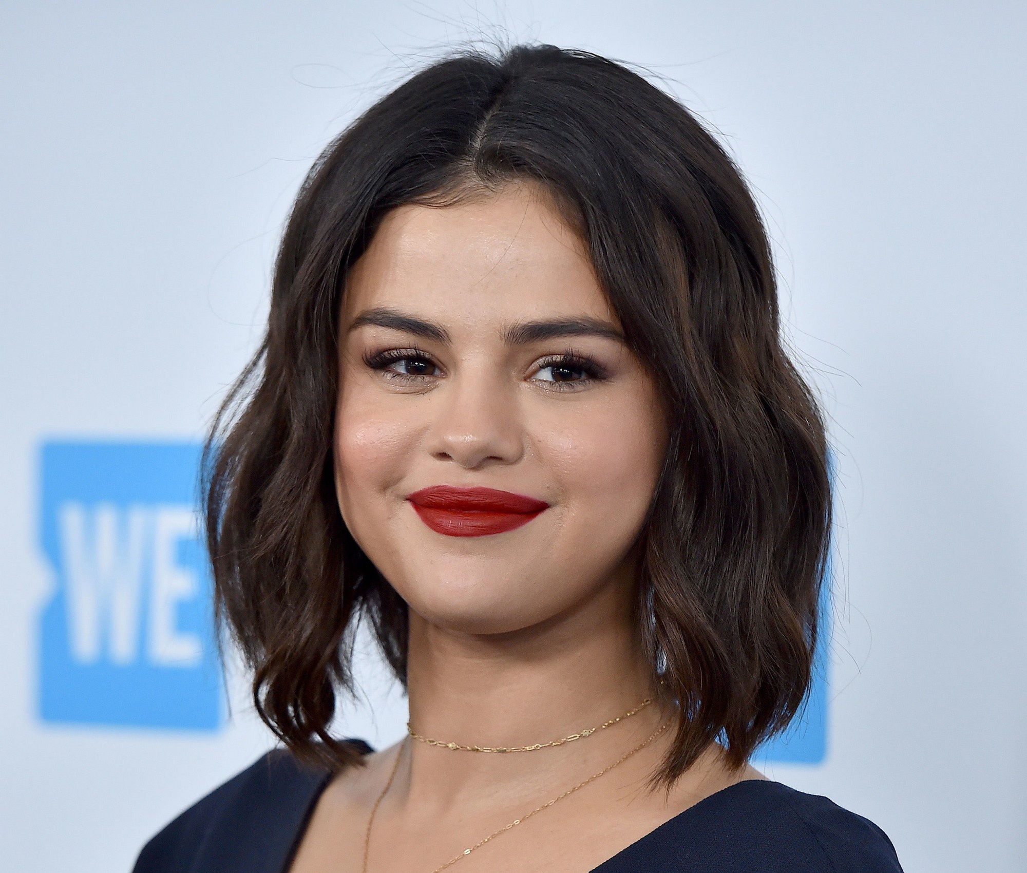Laden Sie das Musik, Selena Gomez, Sänger, Gesicht, Brünette, Braune Augen, Kurzes Haar, Darstellerin, Lippenstift-Bild kostenlos auf Ihren PC-Desktop herunter