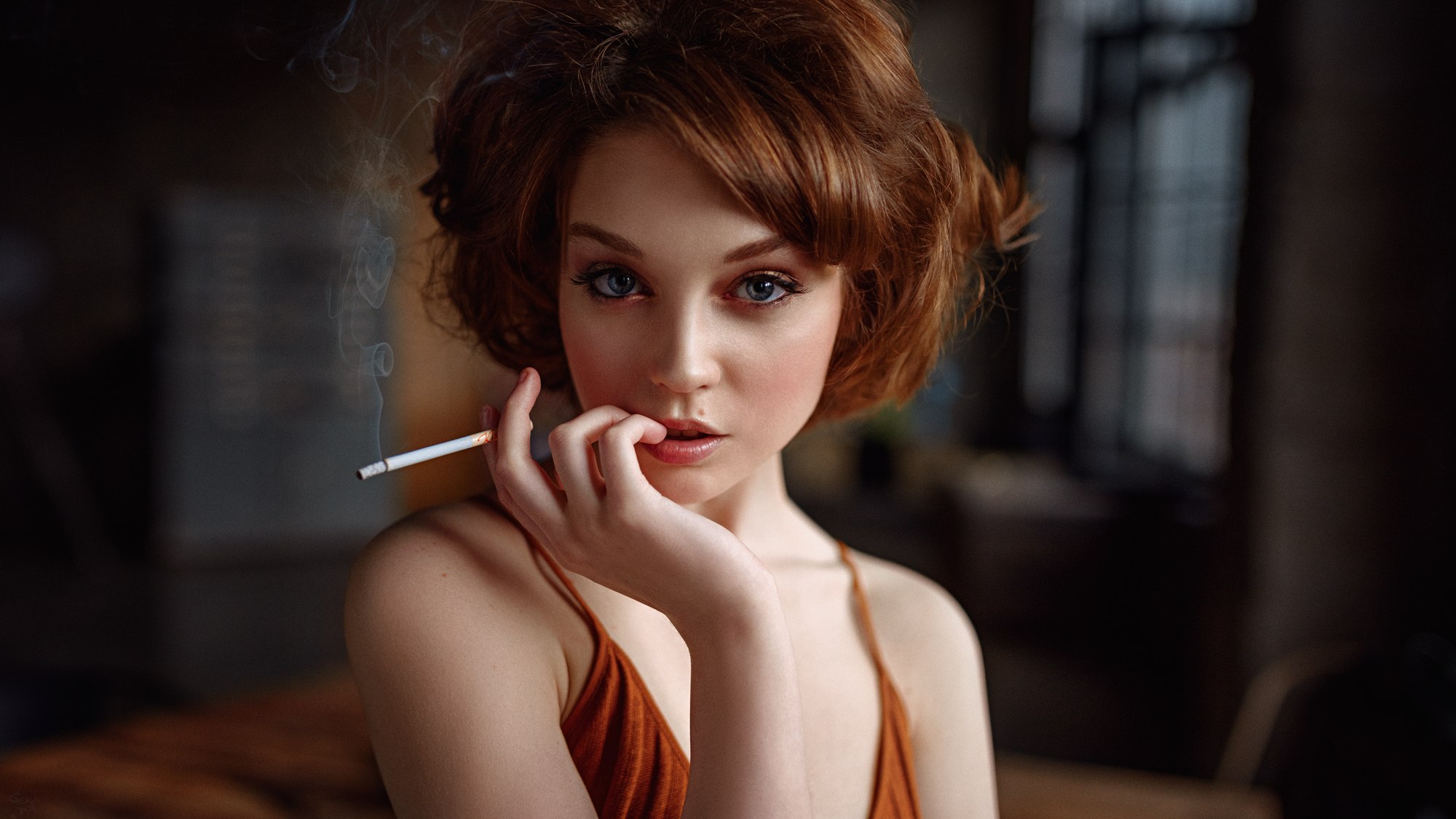 無料モバイル壁紙赤毛, 青い目, モデル, 女性, ショートヘア, 喫煙, 被写界深度をダウンロードします。