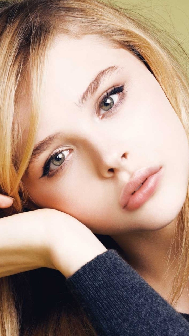 Handy-Wallpaper Nahansicht, Blond, Gesicht, Blondinen, Braune Augen, Berühmtheiten, Darstellerin, Chloë Grace Moretz kostenlos herunterladen.