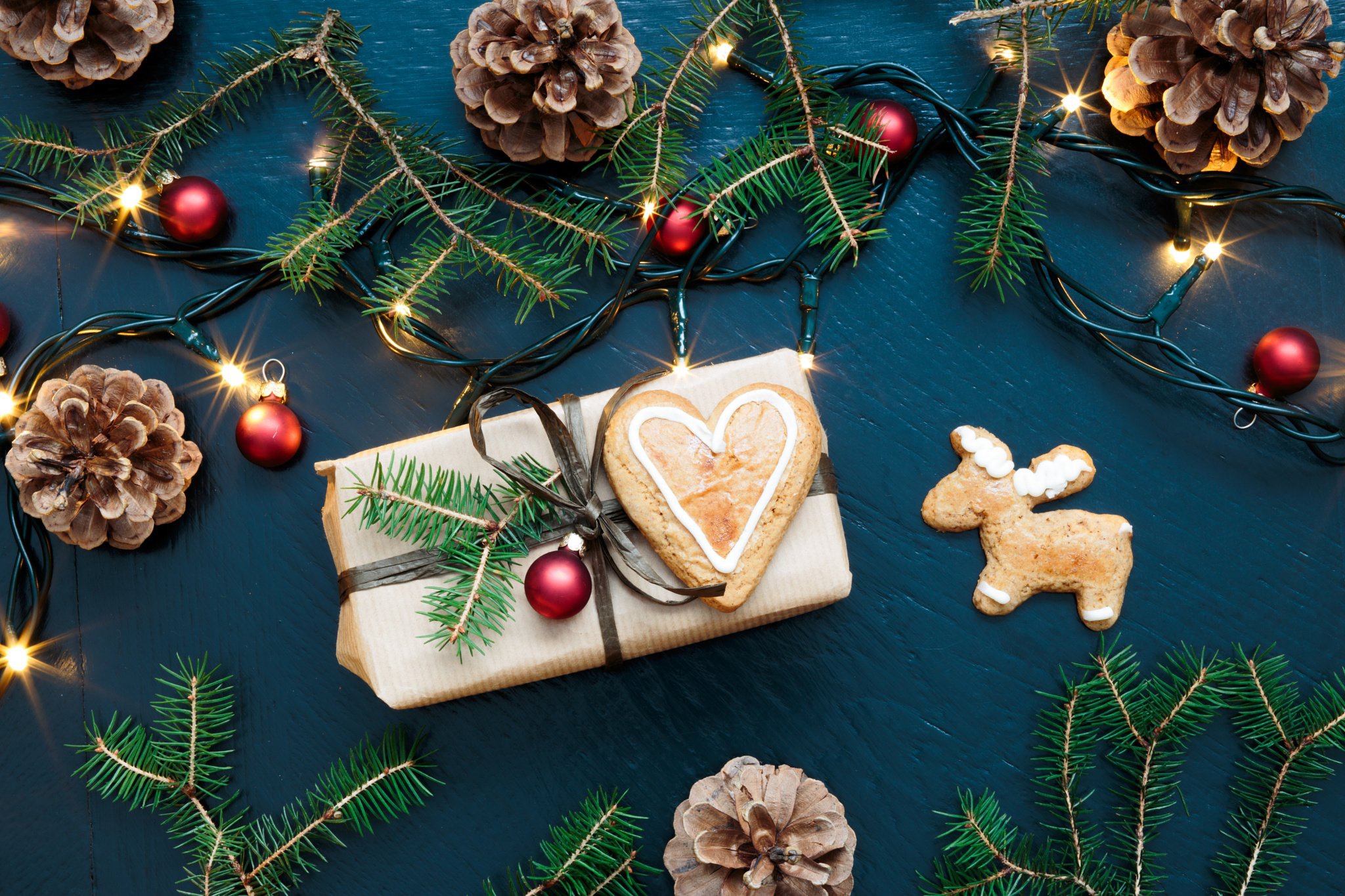 無料モバイル壁紙クリスマス, クッキー, 贈り物, 松ぼっくり, ホリデー, クリスマスのあかりをダウンロードします。