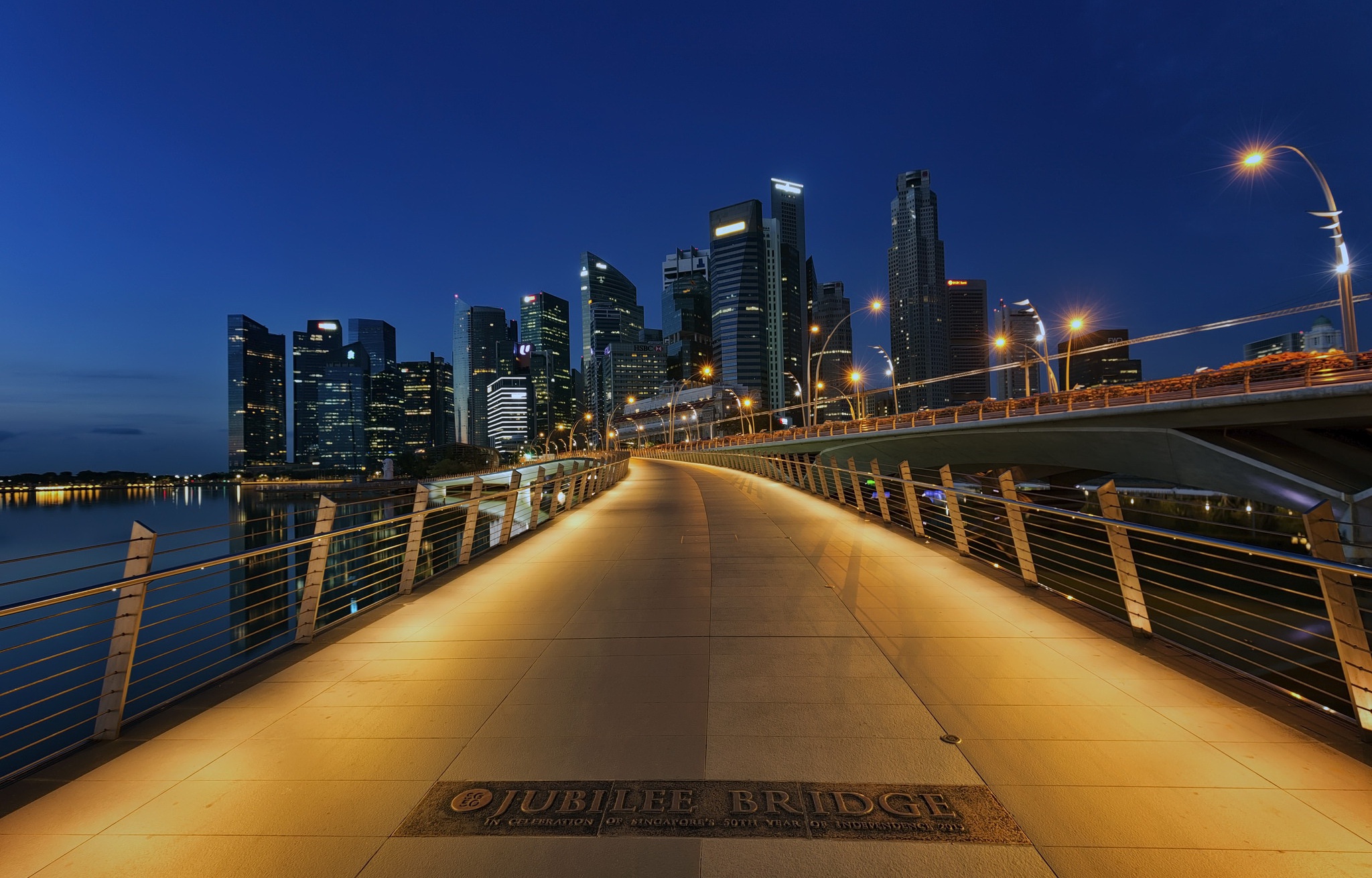 Handy-Wallpaper Städte, Wolkenkratzer, Gebäude, Brücke, Singapur, Menschengemacht, Großstadt kostenlos herunterladen.