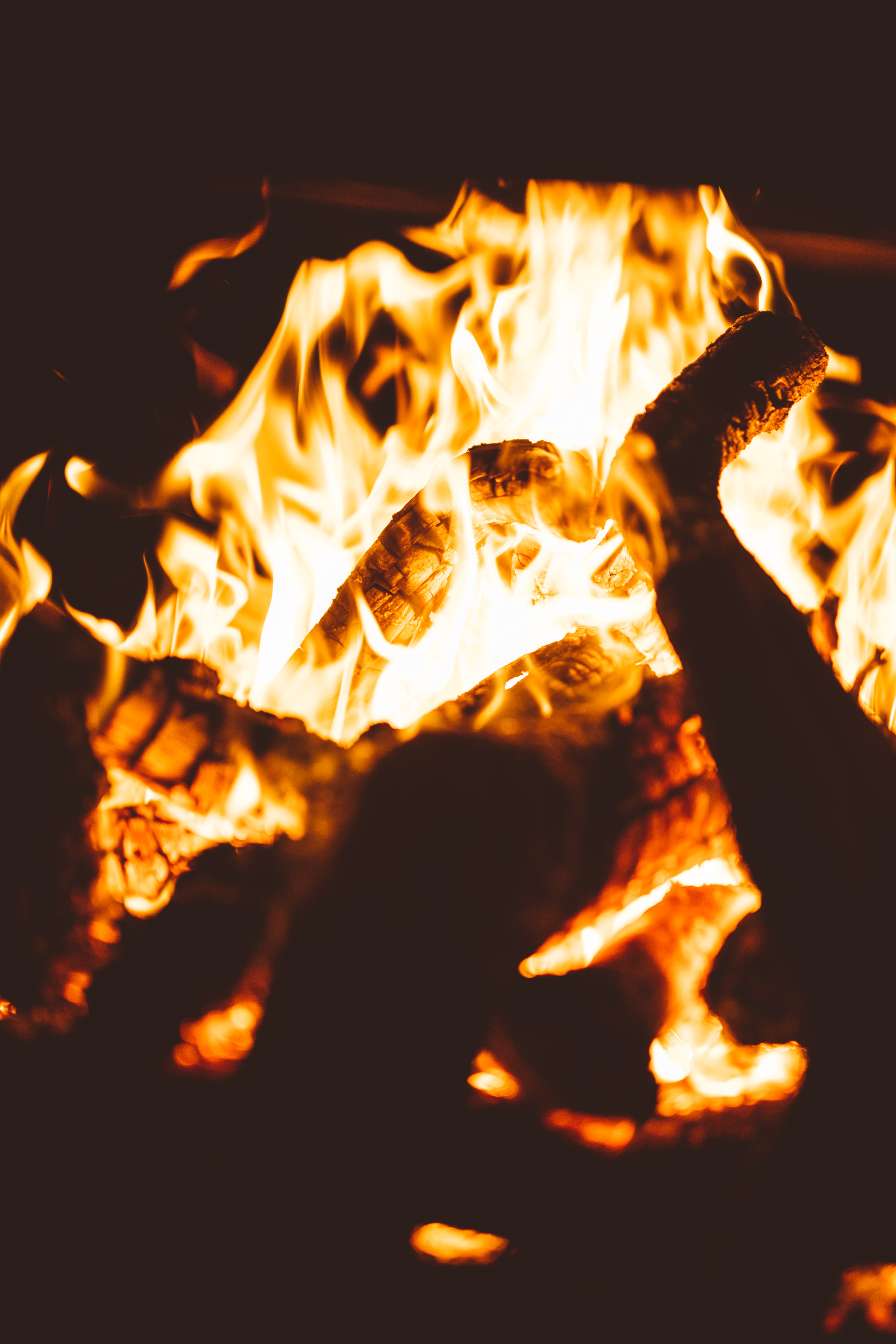Téléchargez des papiers peints mobile Bonfire, Flou, Bois À Brûler, Divers, Bois De Chauffage, Feu, Lisse, Sombre, Flamme gratuitement.