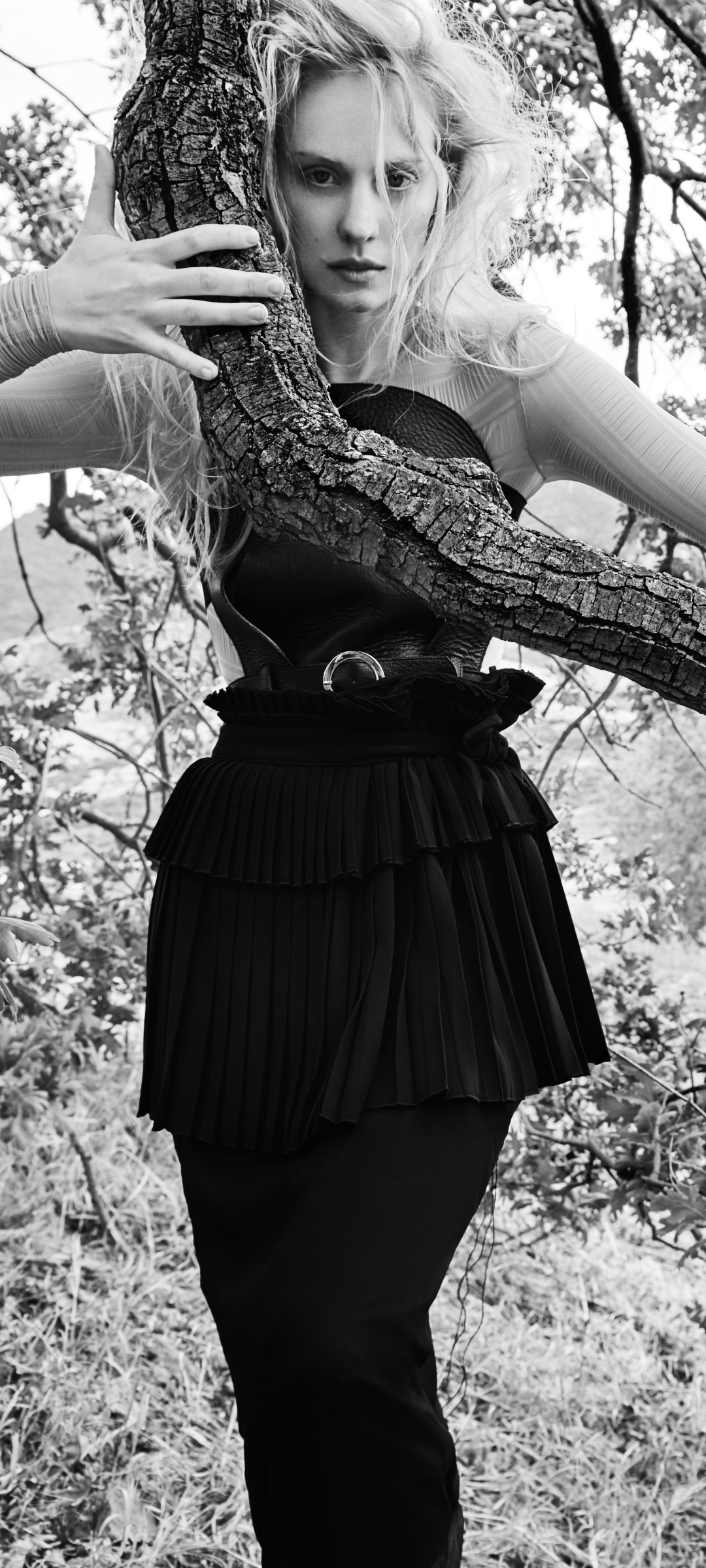 Download mobile wallpaper Monochrome, Dress, Celebrity, Black & White, Deborah Ann Woll for free.