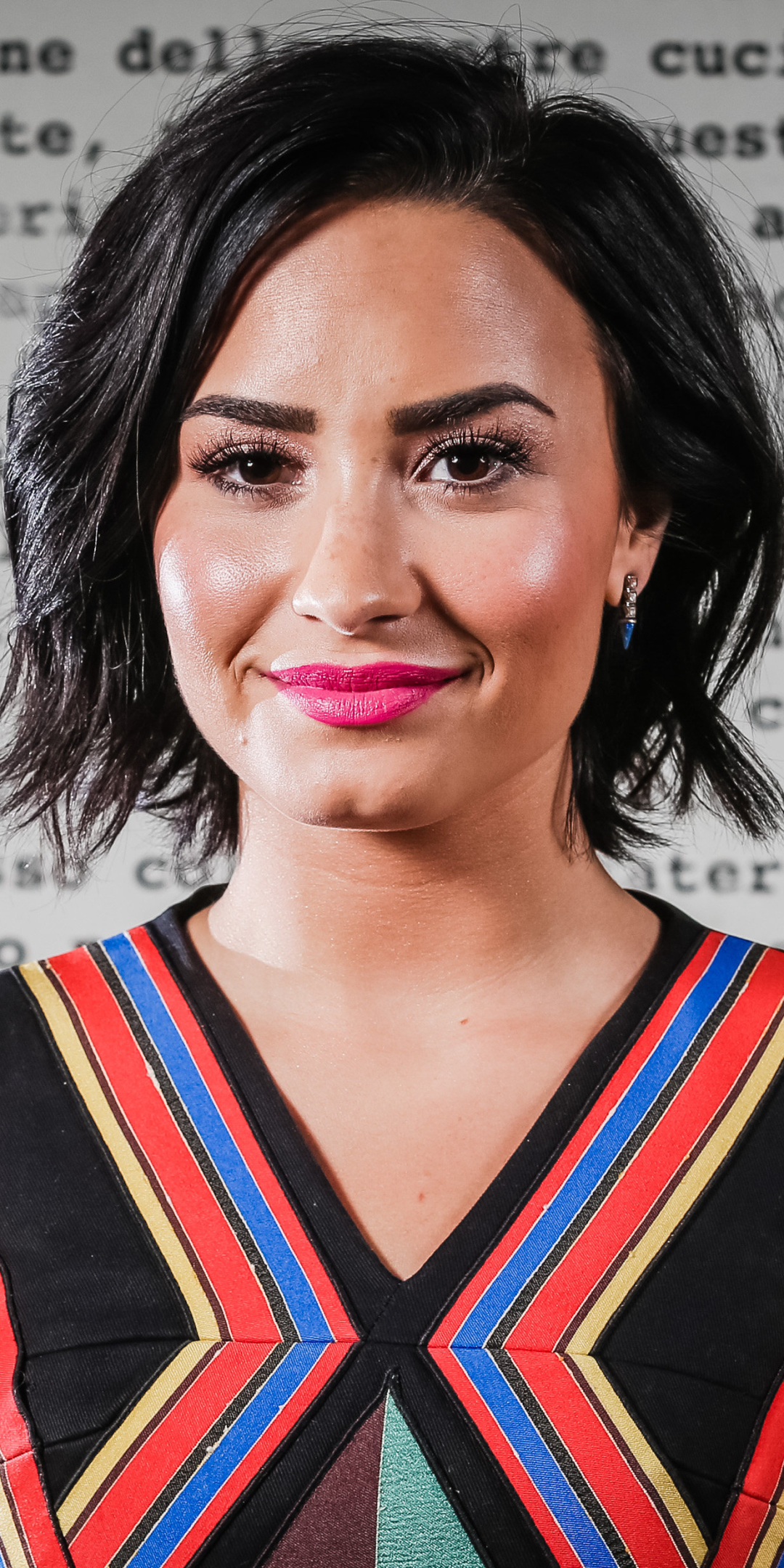 Descarga gratuita de fondo de pantalla para móvil de Música, Morena, Sonreír, Ojos Cafés, Cabello Corto, Lápiz Labial, Demi Lovato.