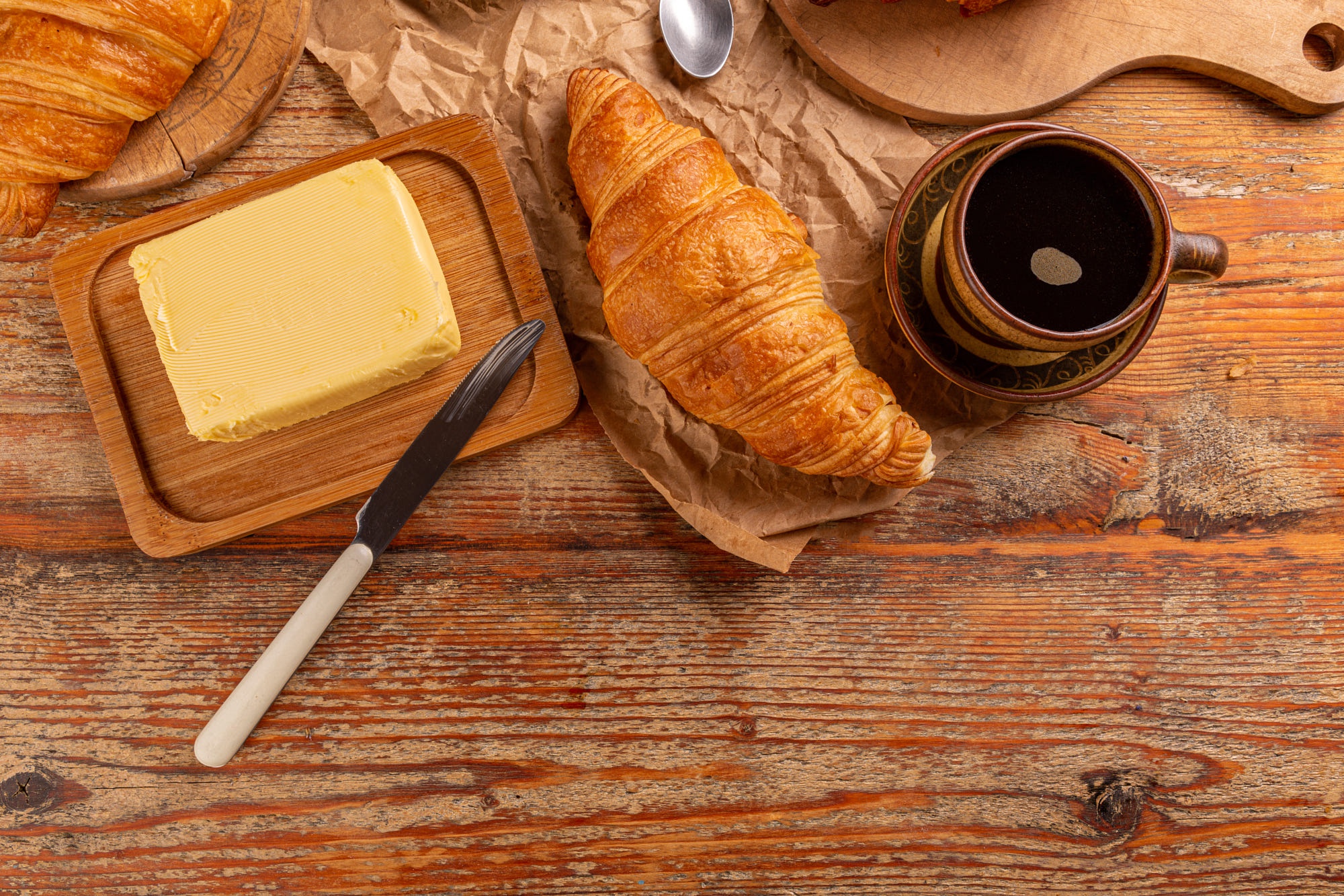 1038057壁紙のダウンロード食べ物, 朝ごはん, バター, コーヒー, クロワッサン-スクリーンセーバーと写真を無料で