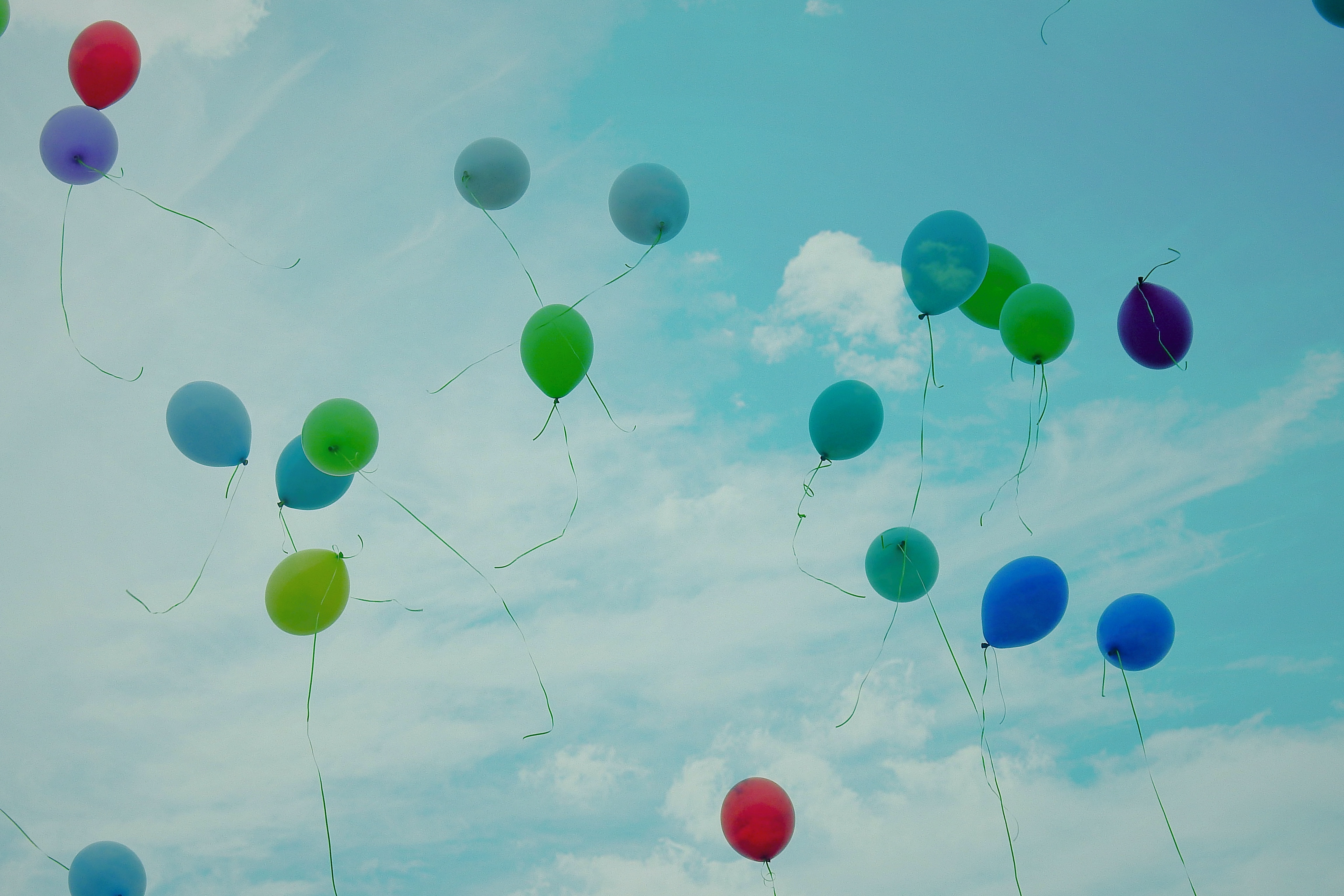 155679 Bild herunterladen leichtigkeit, flug, sky, clouds, luftballons, verschiedenes, sonstige, mehrfarbig, motley, ballons - Hintergrundbilder und Bildschirmschoner kostenlos