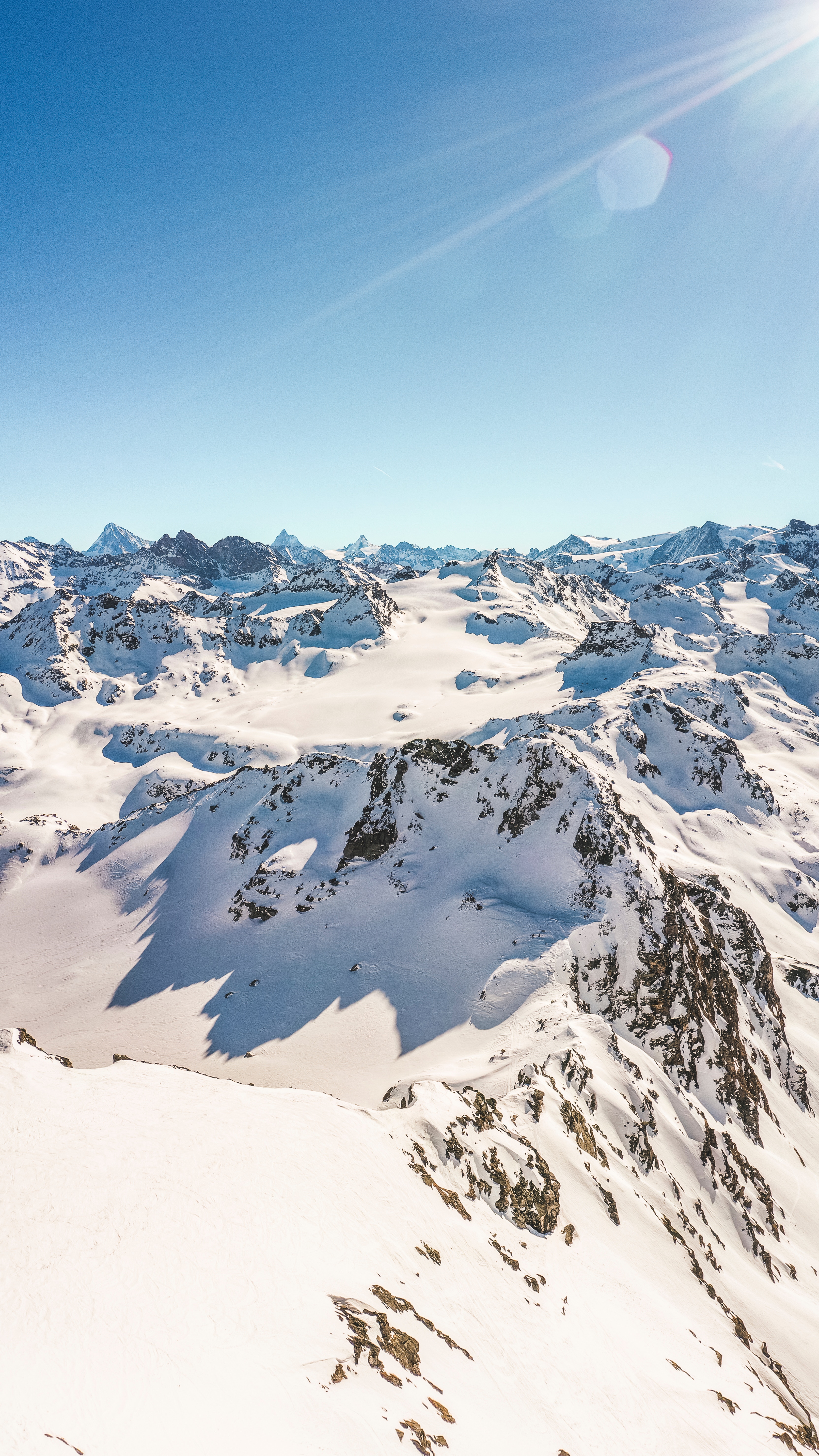 147900 Hintergrundbild herunterladen natur, mountains, schnee, scheitel, nach oben, schneebedeckt, snowbound, sonnenlicht - Bildschirmschoner und Bilder kostenlos