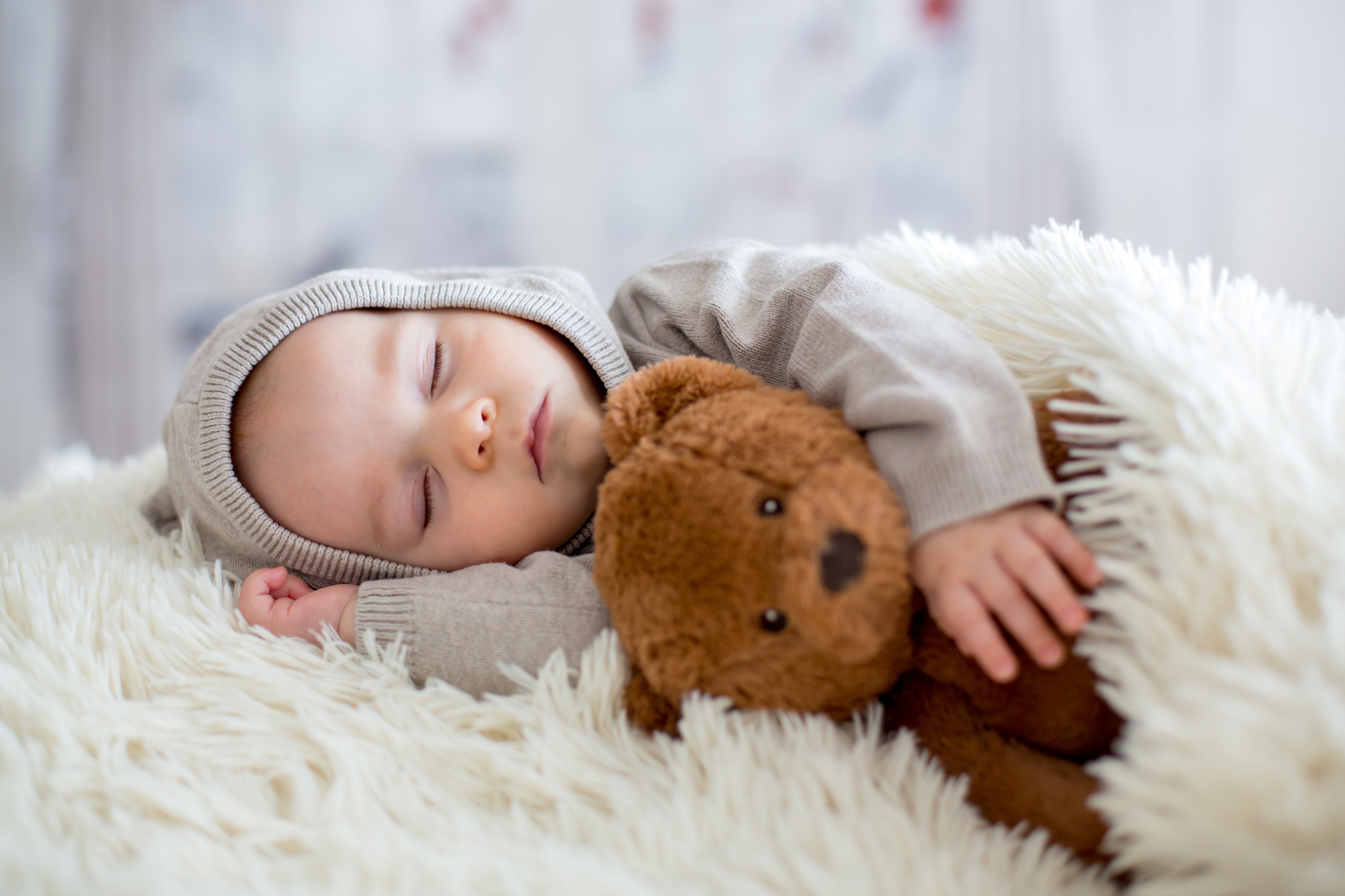 Handy-Wallpaper Teddybär, Süß, Kind, Schlafen, Fotografie, Baby kostenlos herunterladen.