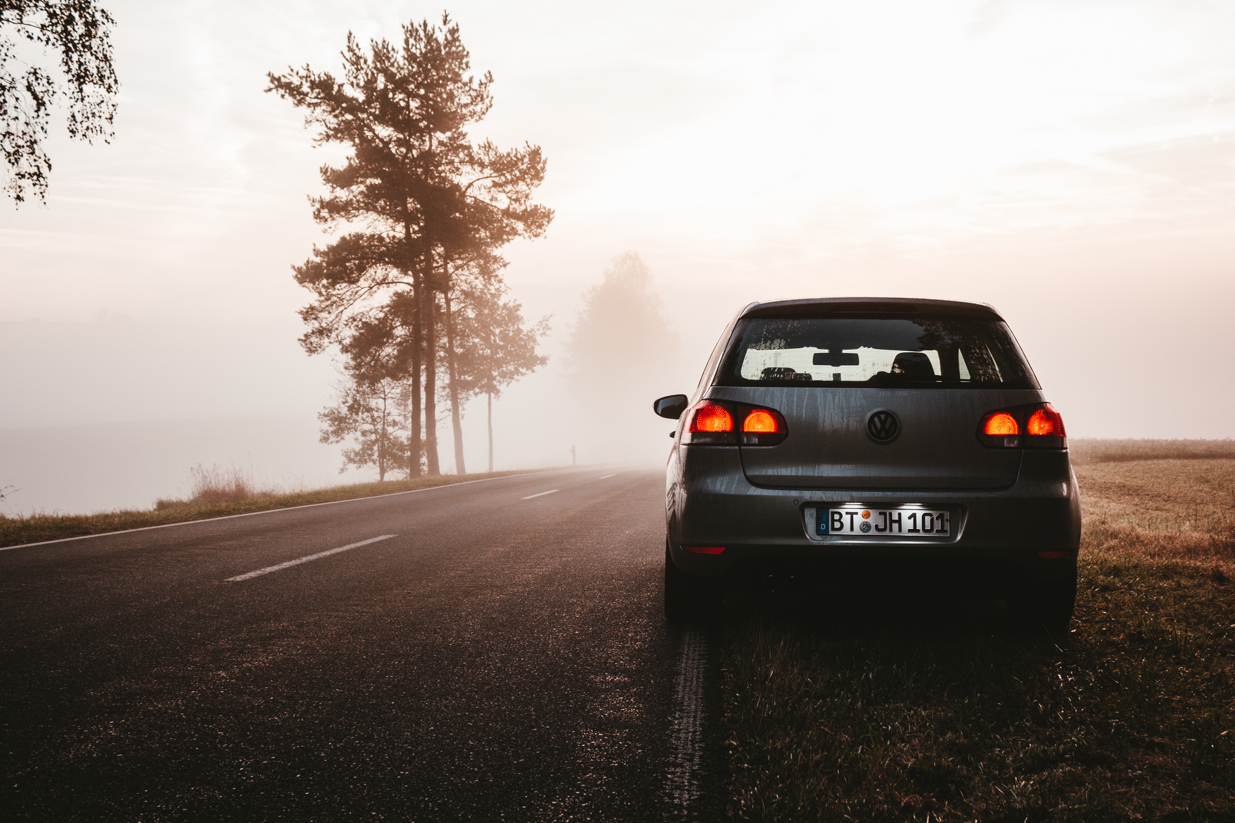 fog, cars, volkswagen, twilight, road, car, dusk 4K for PC