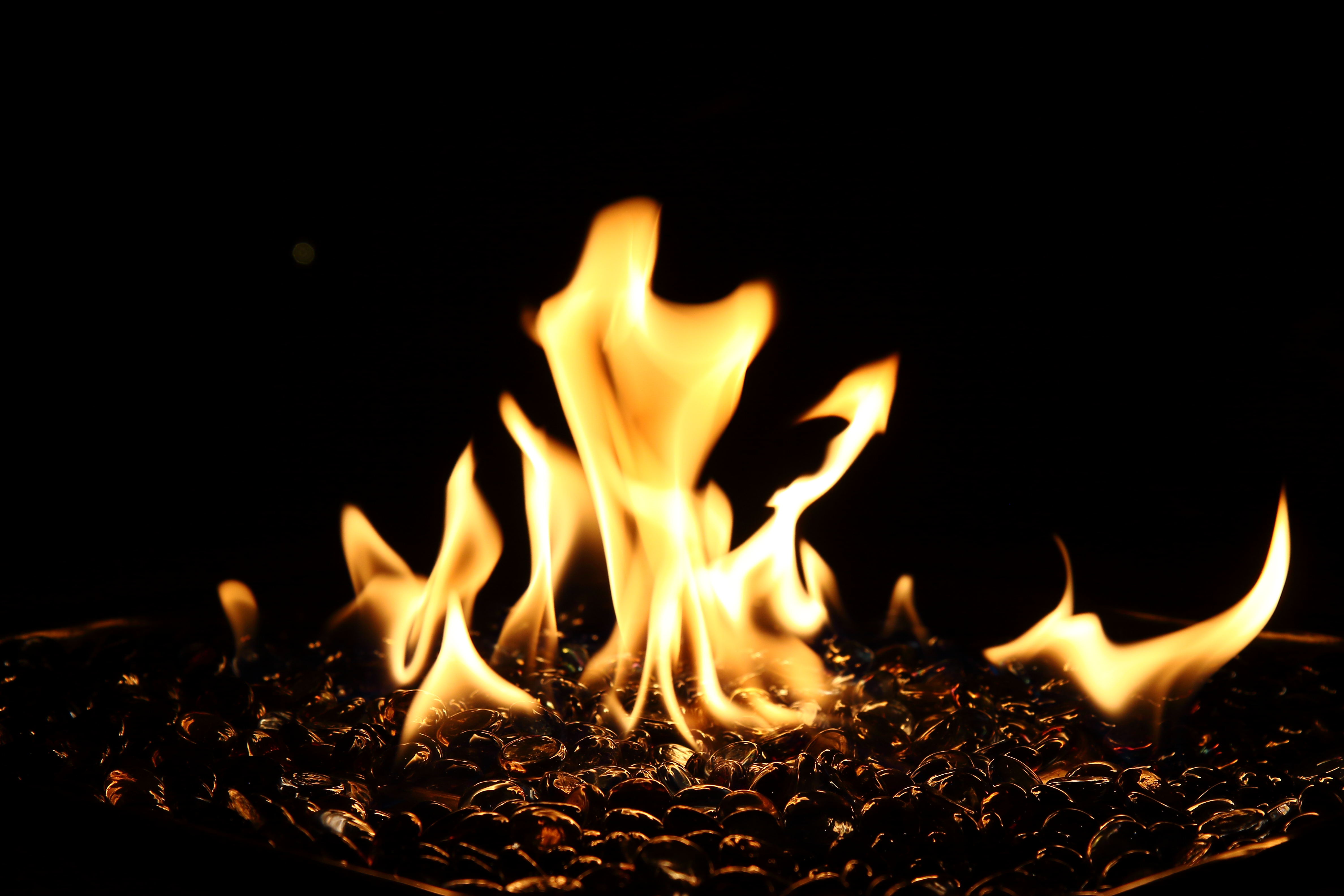 111092 Hintergrundbild herunterladen feuer, bonfire, dunkel, flamme, feurig, fiery - Bildschirmschoner und Bilder kostenlos
