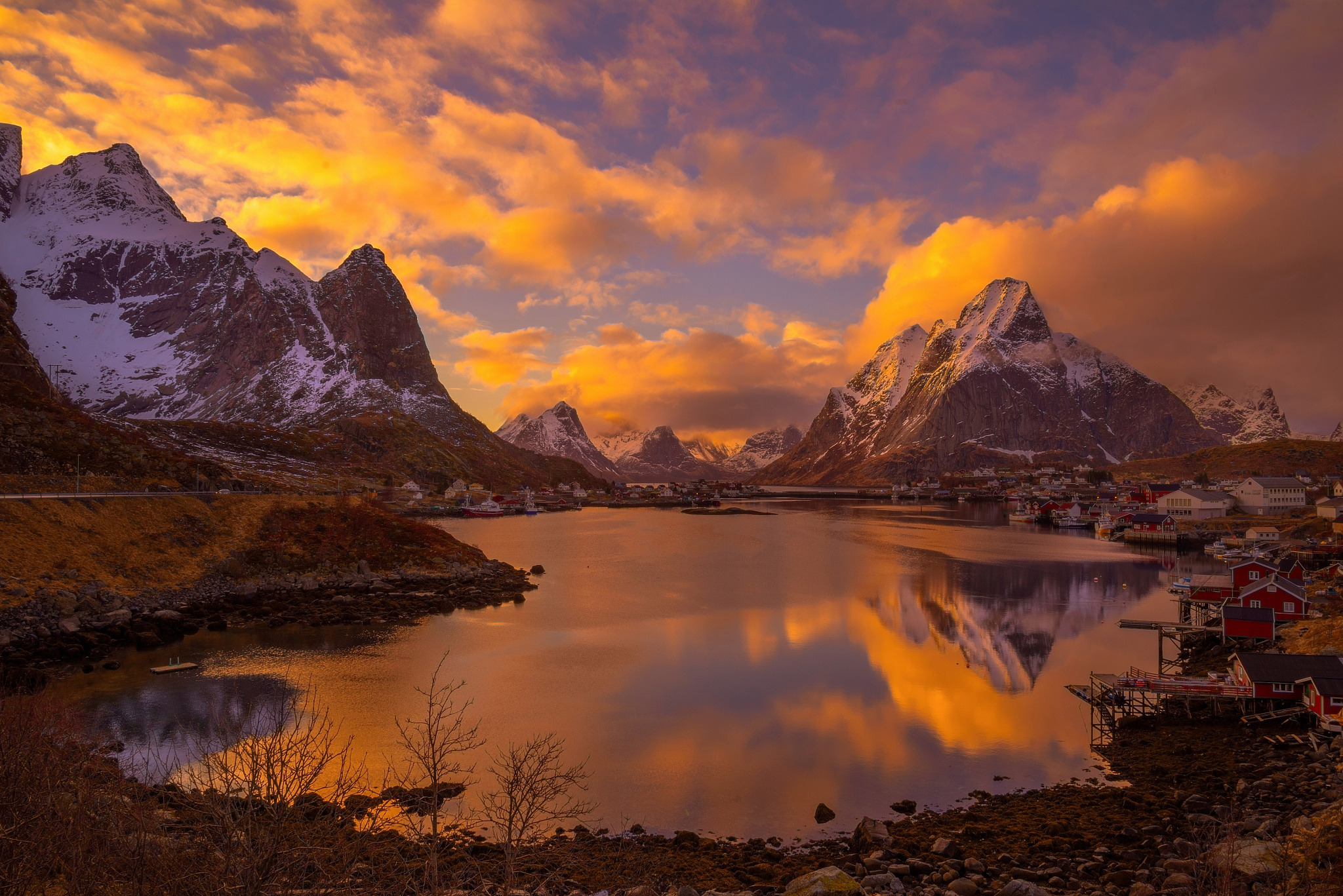 685213 télécharger le fond d'écran photographie, îles lofoten, briller, paysage, montagne, norvège, reine, scandinavie, coucher de soleil, village - économiseurs d'écran et images gratuitement